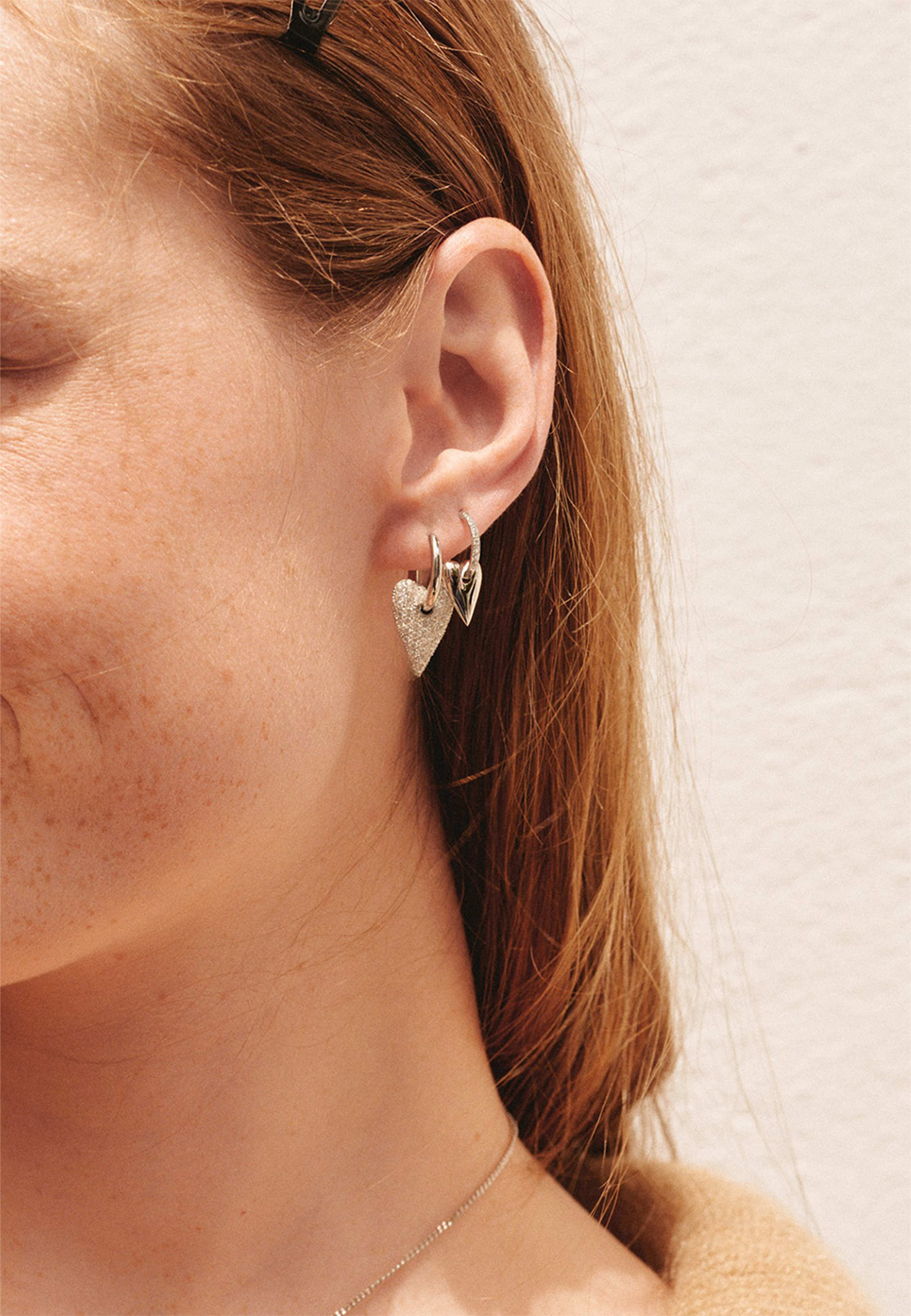 Amore Sparkle Hoops L Silver, från Edblad, i färgen Silver. Klicka för att öppna bilden i stort format