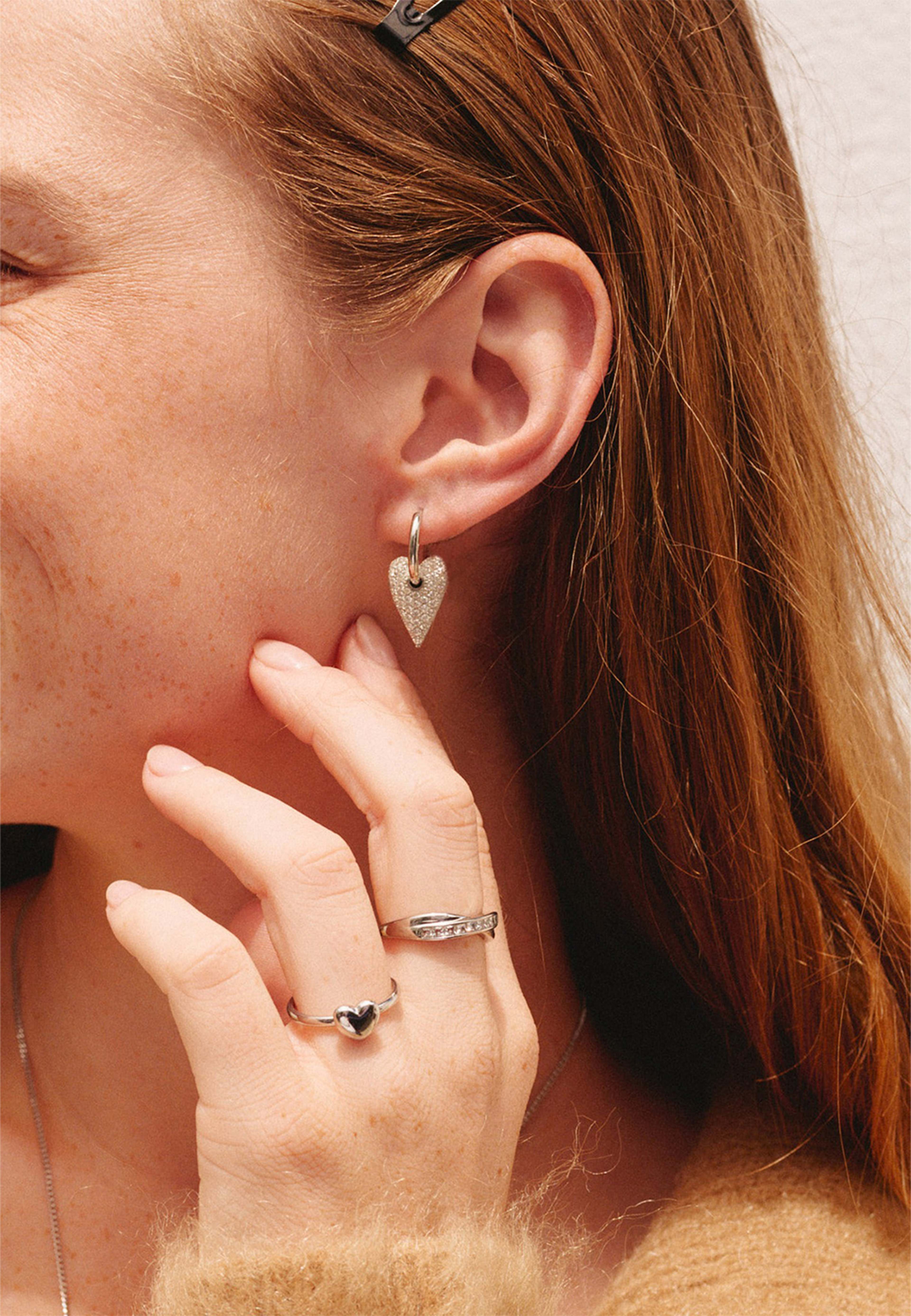 Amore Sparkle Hoops L Silver, från Edblad, i färgen Silver. Klicka för att öppna bilden i stort format