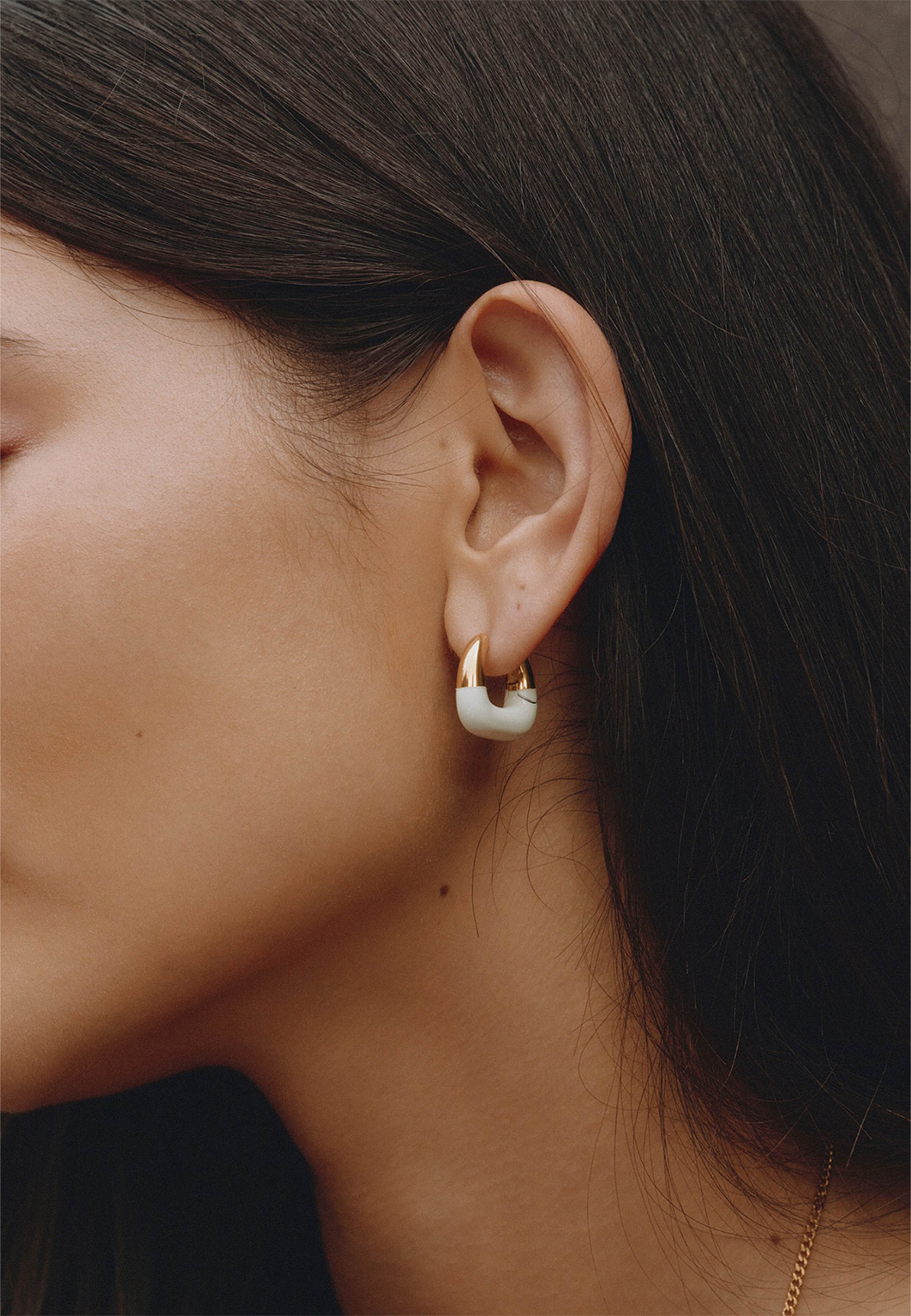 Lore Hoops L Gold/White, från Edblad, i färgen Gold/White. Klicka för att öppna bilden i stort format