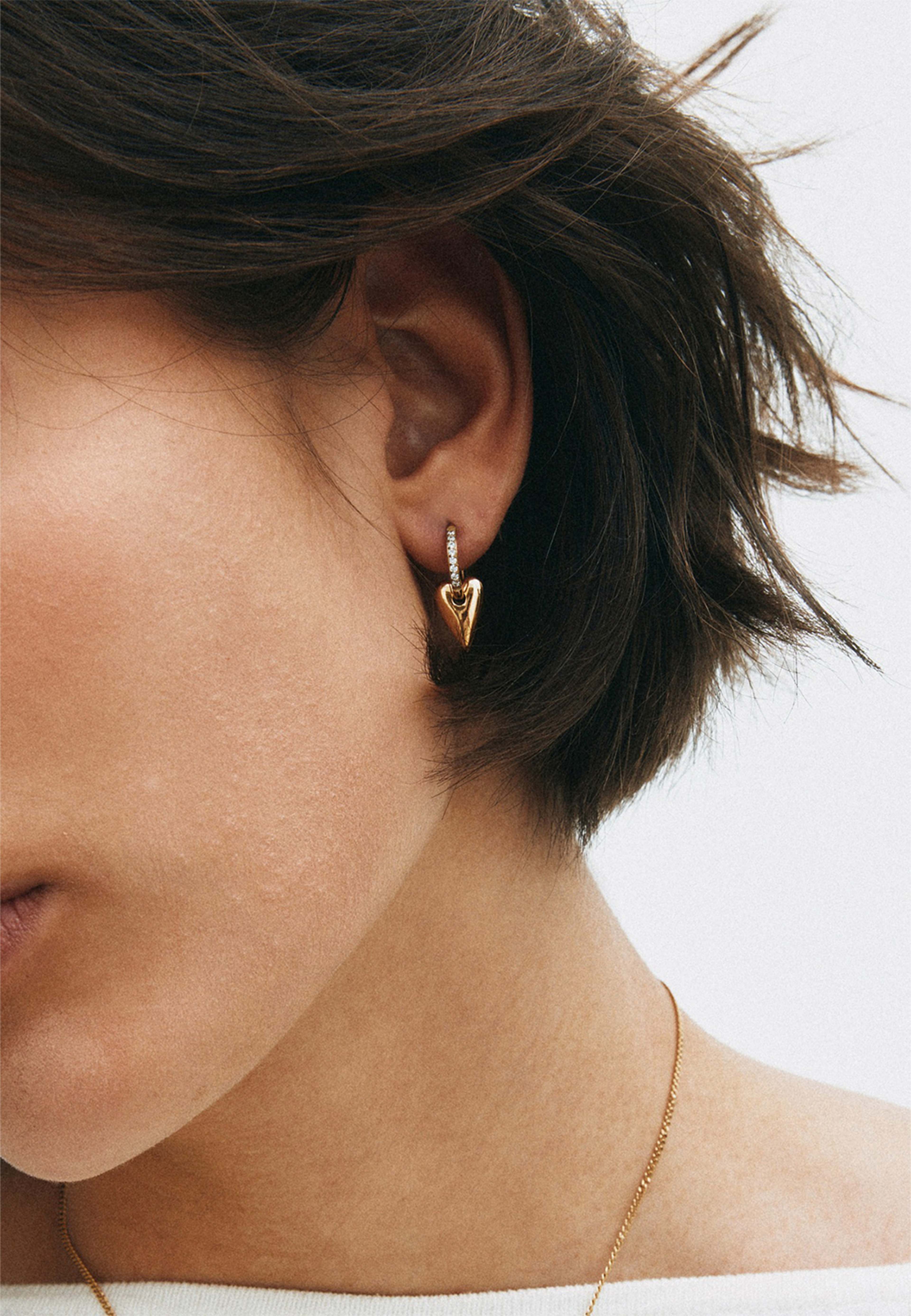 Amore Sparkle Hoops S Gold, från Edblad, i färgen Gold. Klicka för att öppna bilden i stort format