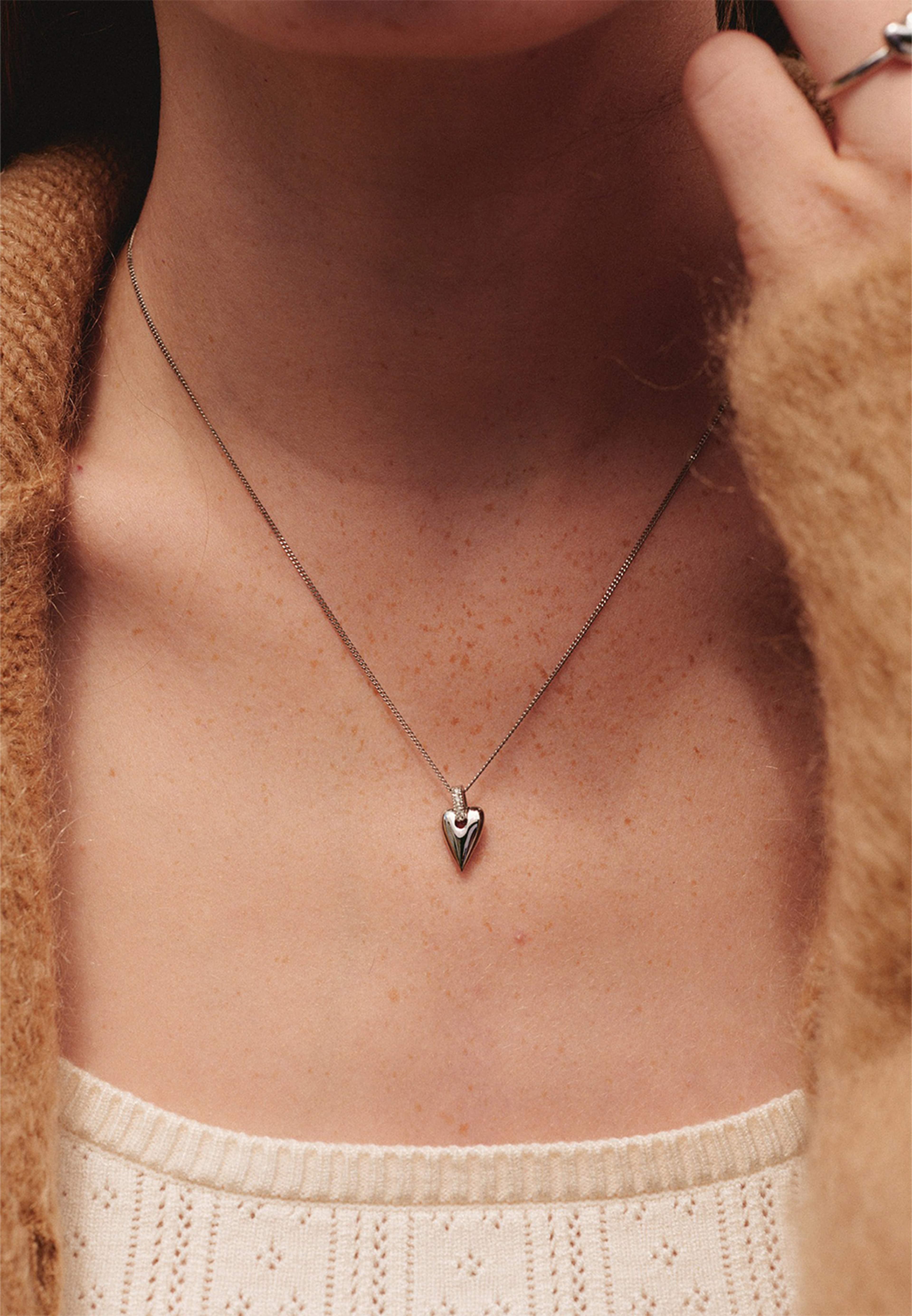 Amore Sparkle Necklace S Silver, från Edblad, i färgen Silver. Klicka för att öppna bilden i stort format