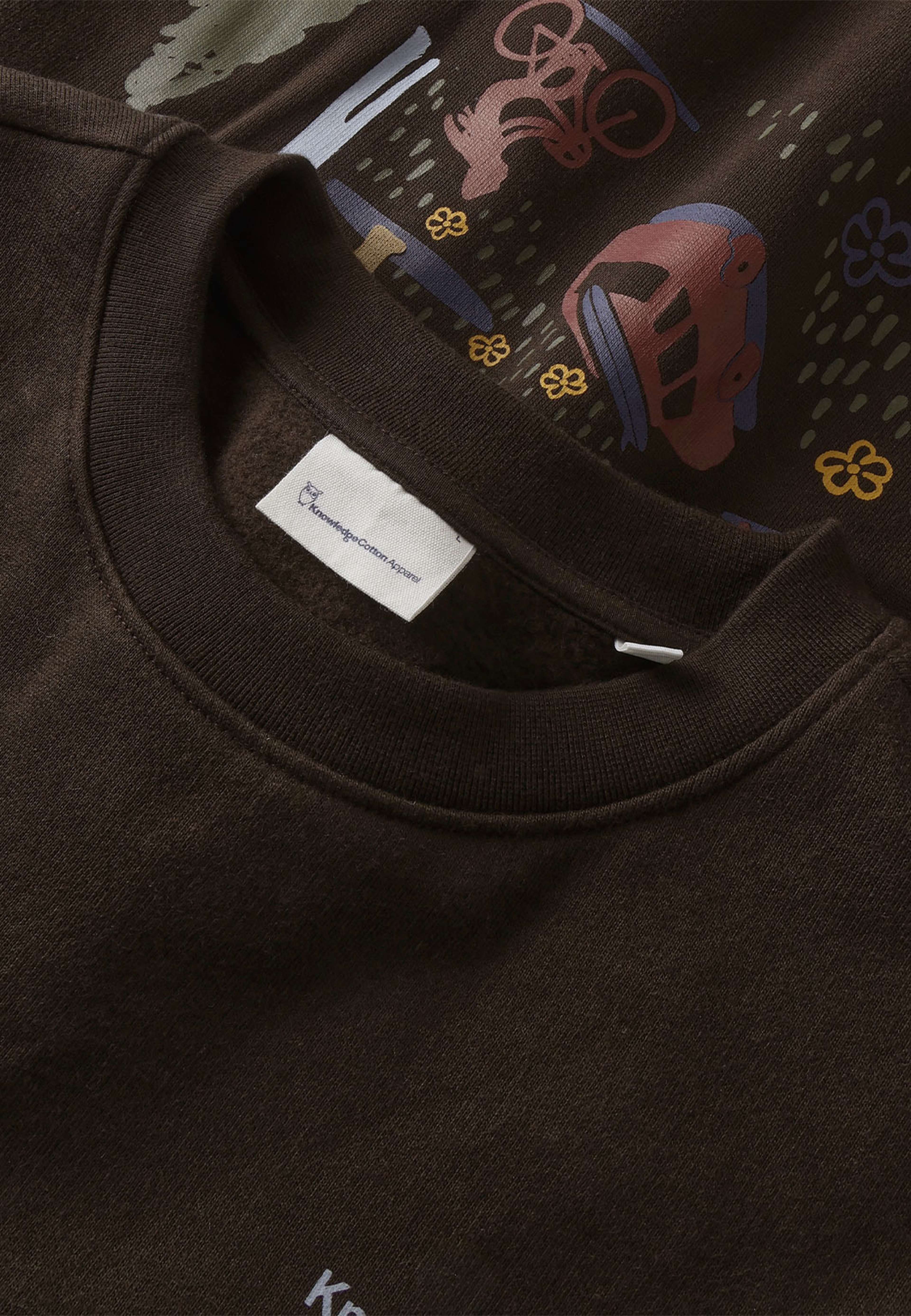Relaxed Printed Crew Neck, från Knowledge Cotton Apparel, i färgen 1487 Chocolate Torte. Klicka för att öppna bilden i stort format