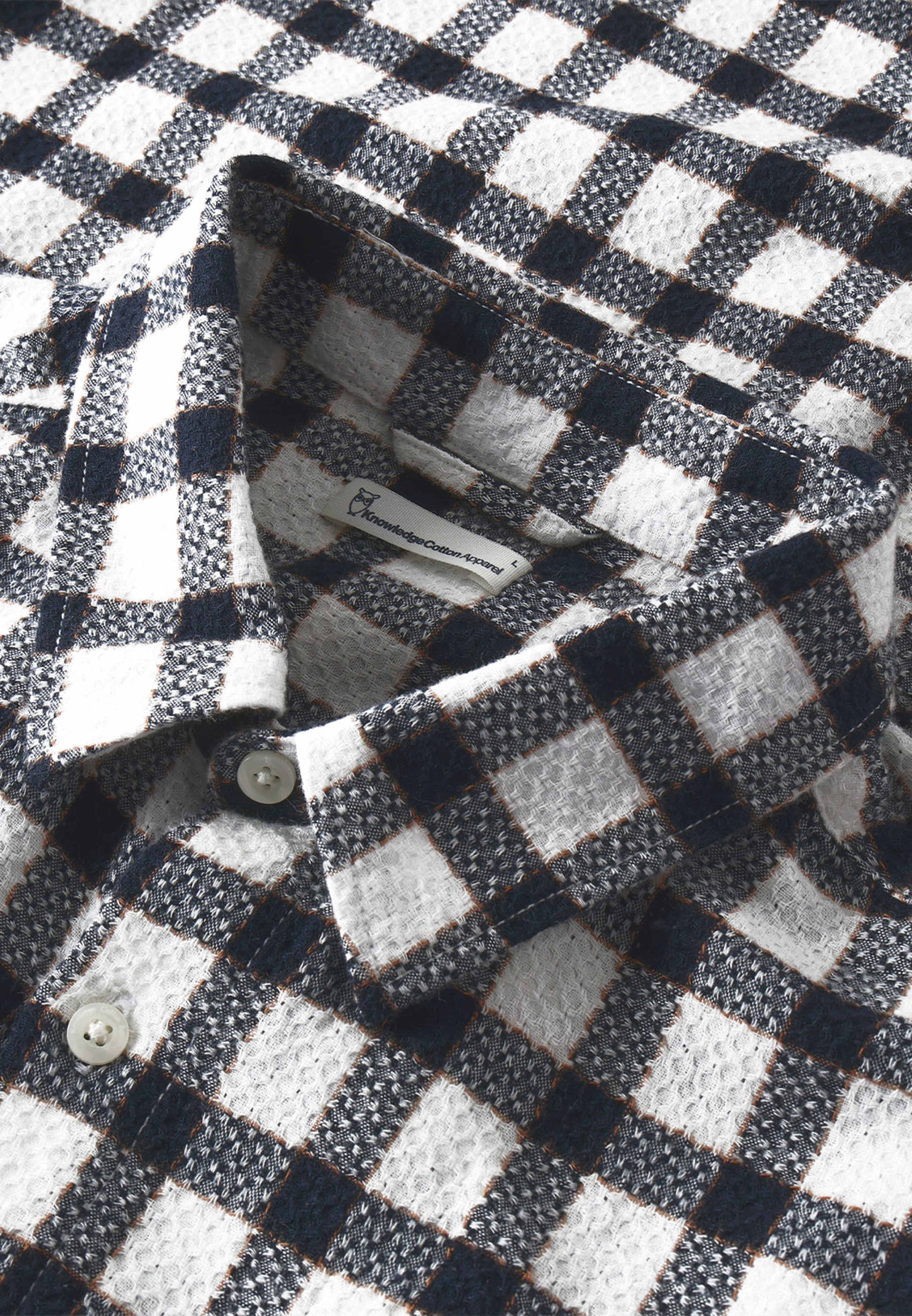 Dune Regular Checked Structure Shirt, från Knowledge Cotton Apparel, i färgen 7036 Navy. Klicka för att öppna bilden i stort format