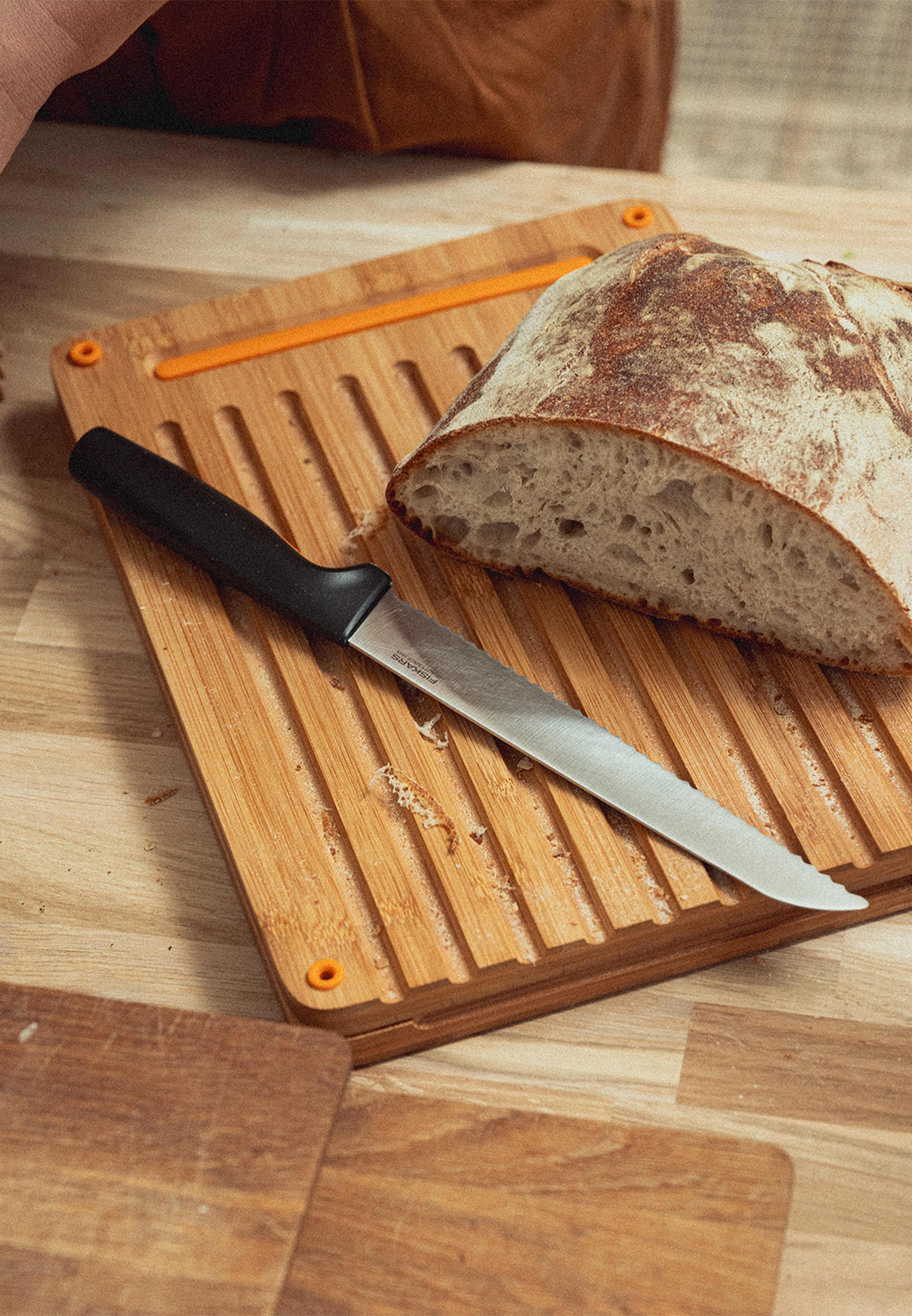 Brödkniv FF GRS, från Fiskars, i färgen Svart / Orange. Klicka för att öppna bilden i stort format