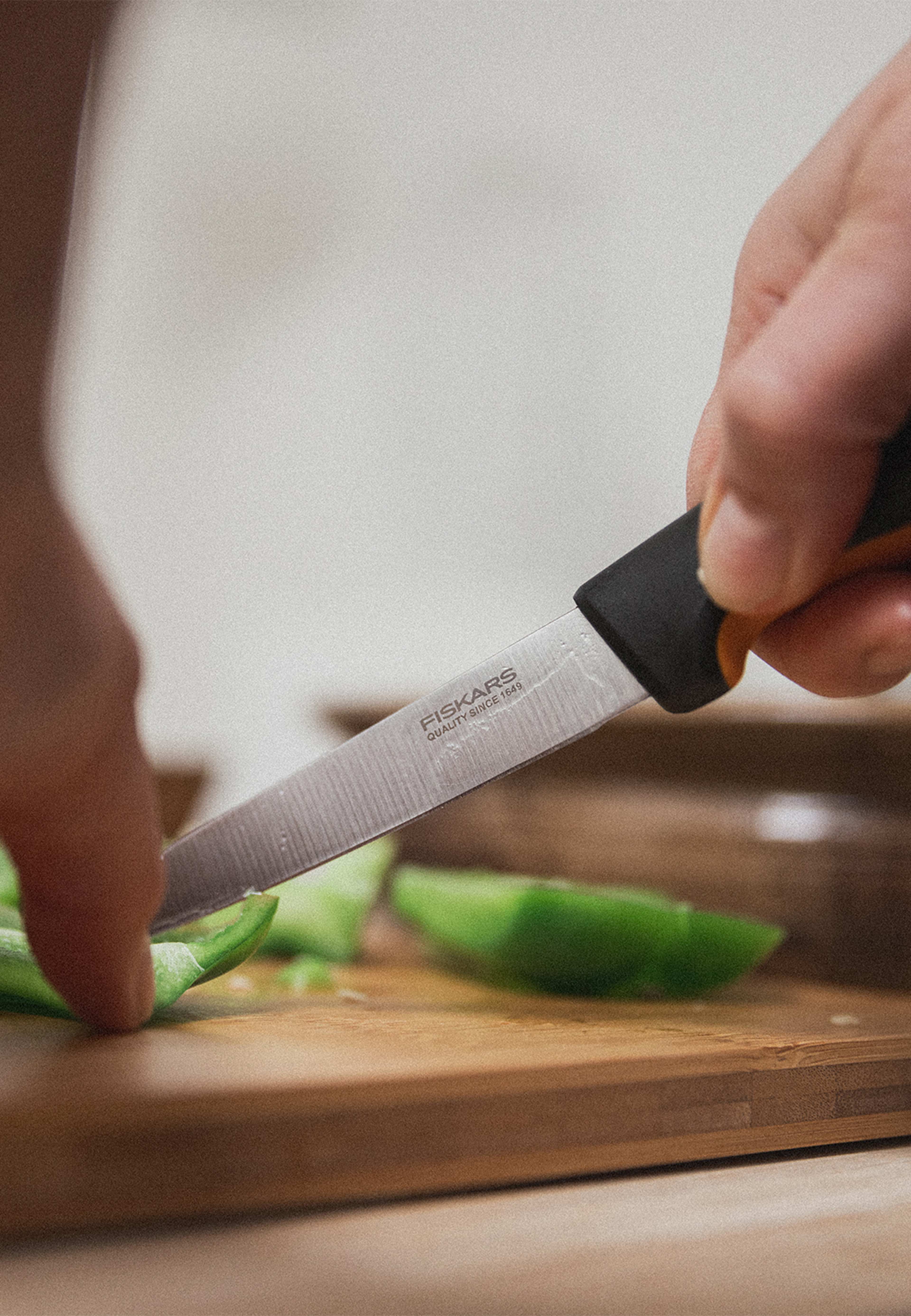 Grönsakskniv FF GRS, från Fiskars, i färgen Svart / Orange. Klicka för att öppna bilden i stort format
