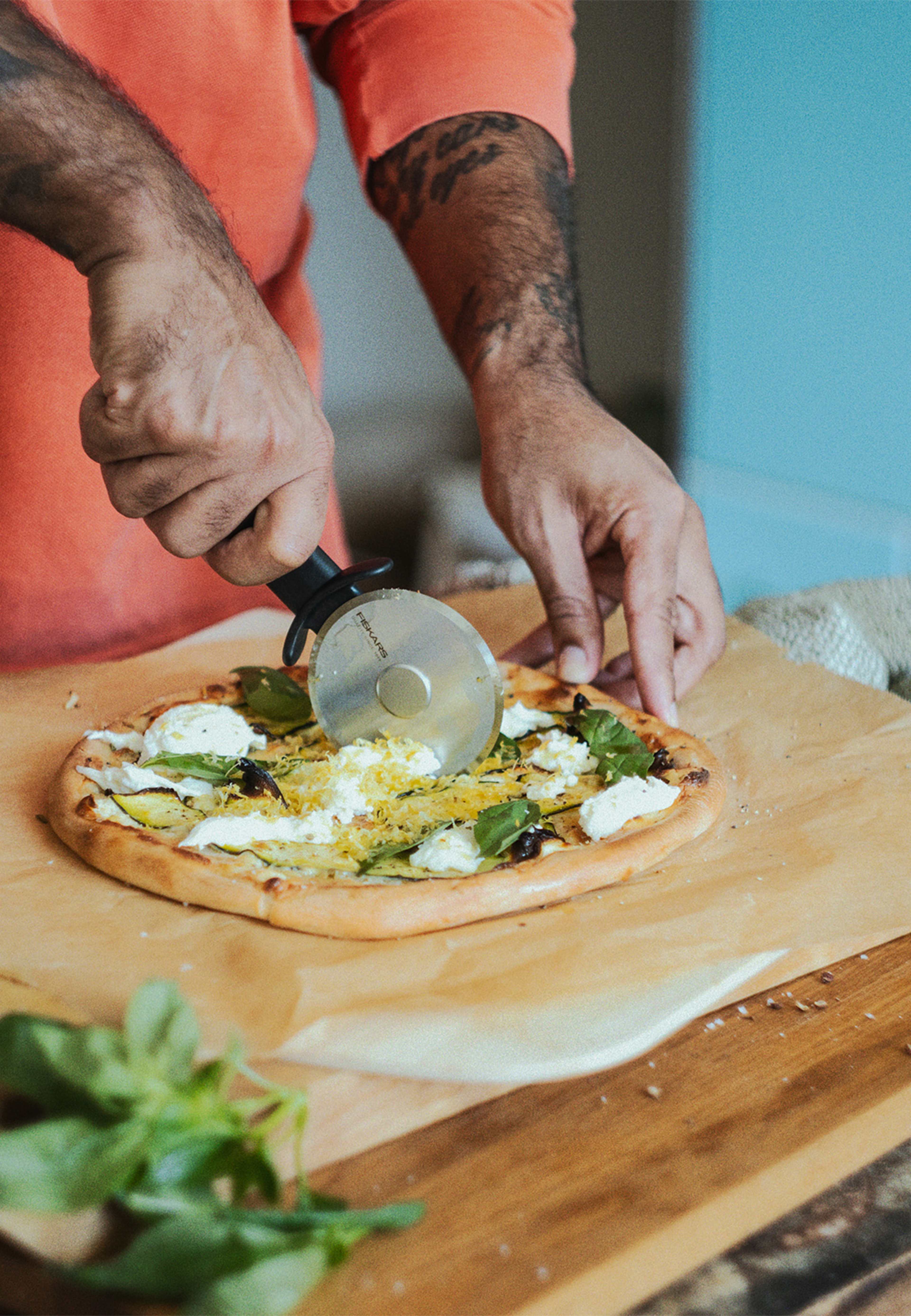 Pizzahjul FF med bladskydd, från Fiskars, i färgen Svart/Orange. Klicka för att öppna bilden i stort format