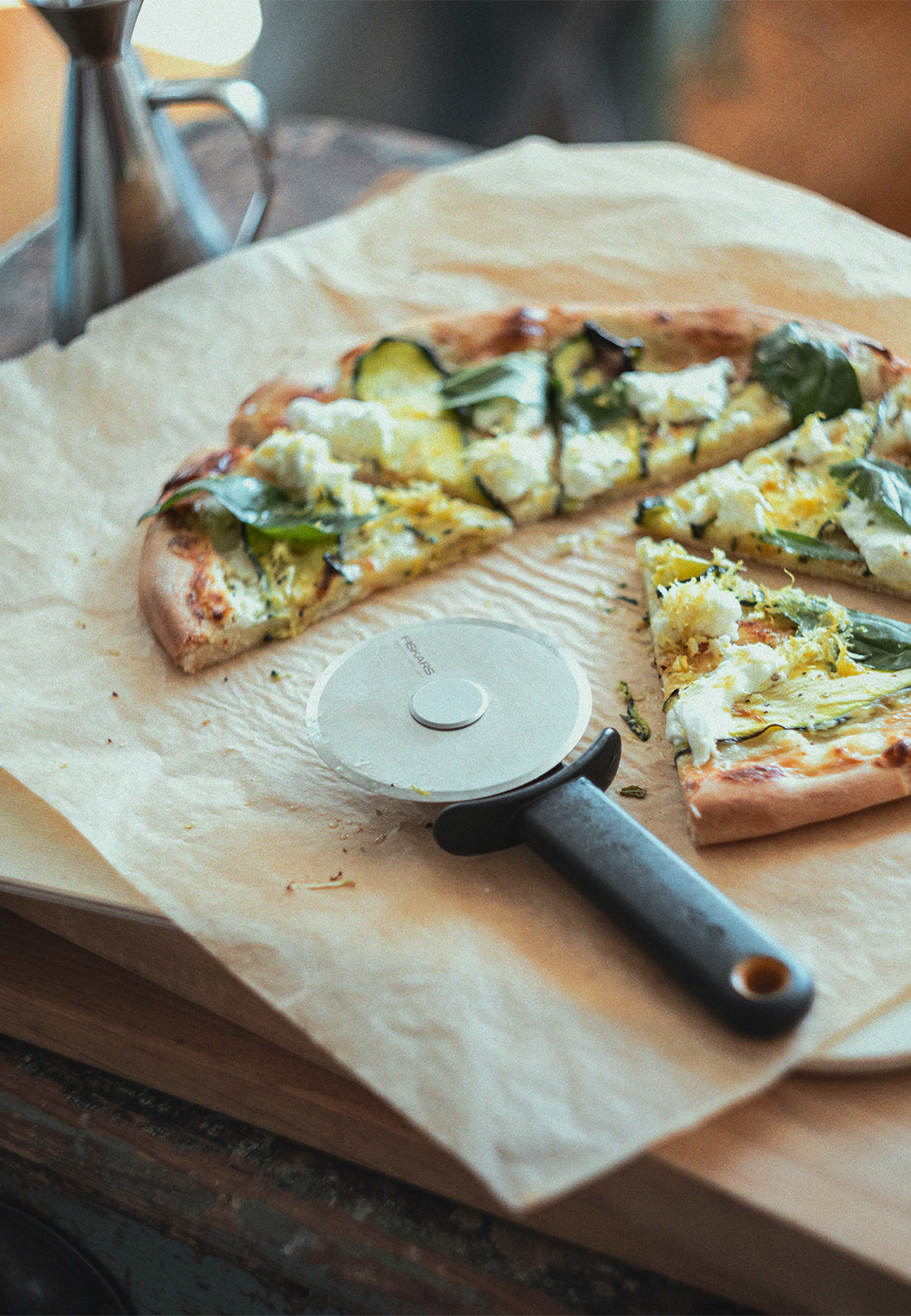 Pizzahjul FF med bladskydd, från Fiskars, i färgen Svart/Orange. Klicka för att öppna bilden i stort format
