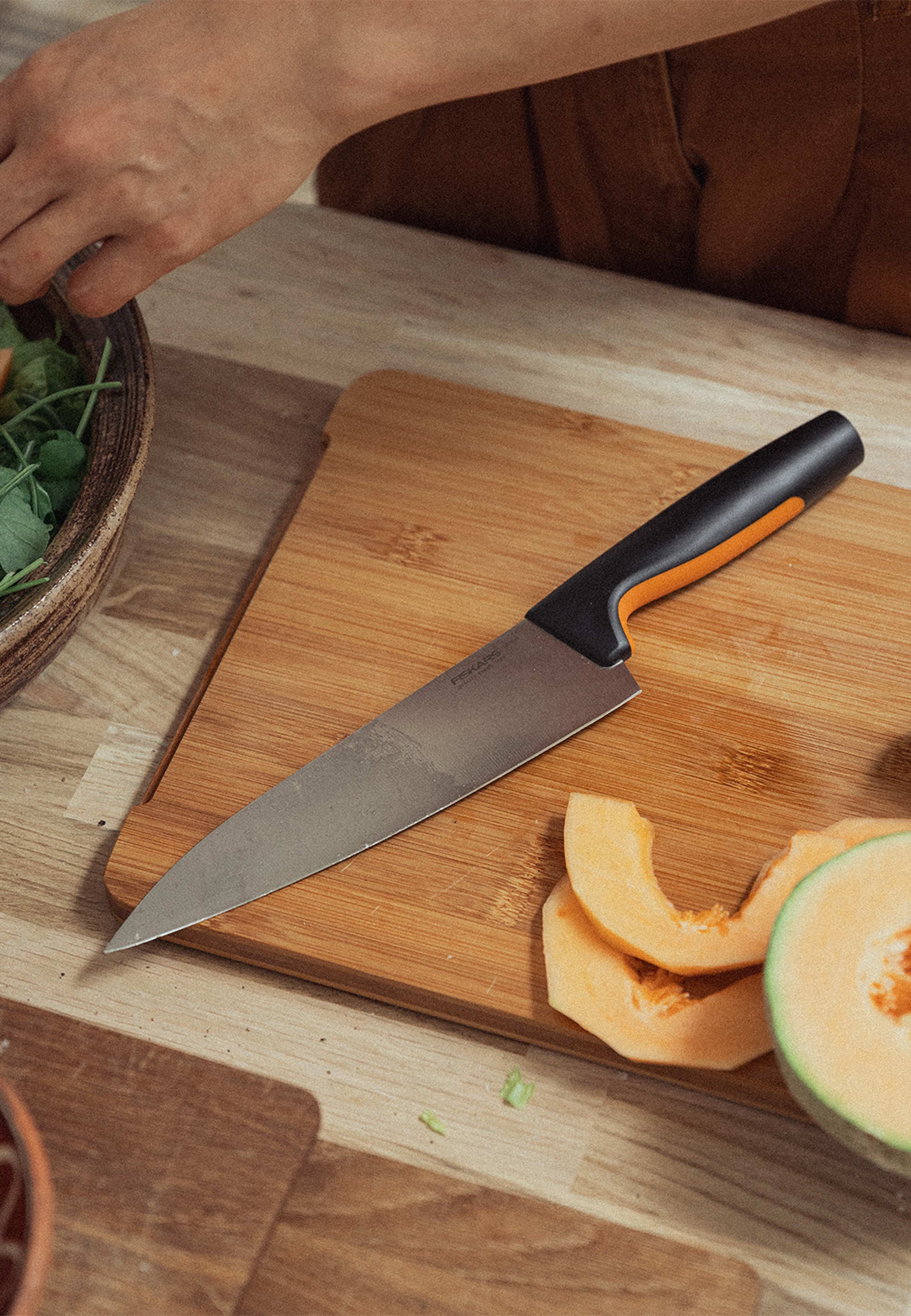 Kockkniv FF stor GRS, från Fiskars, i färgen Svart / Orange. Klicka för att öppna bilden i stort format