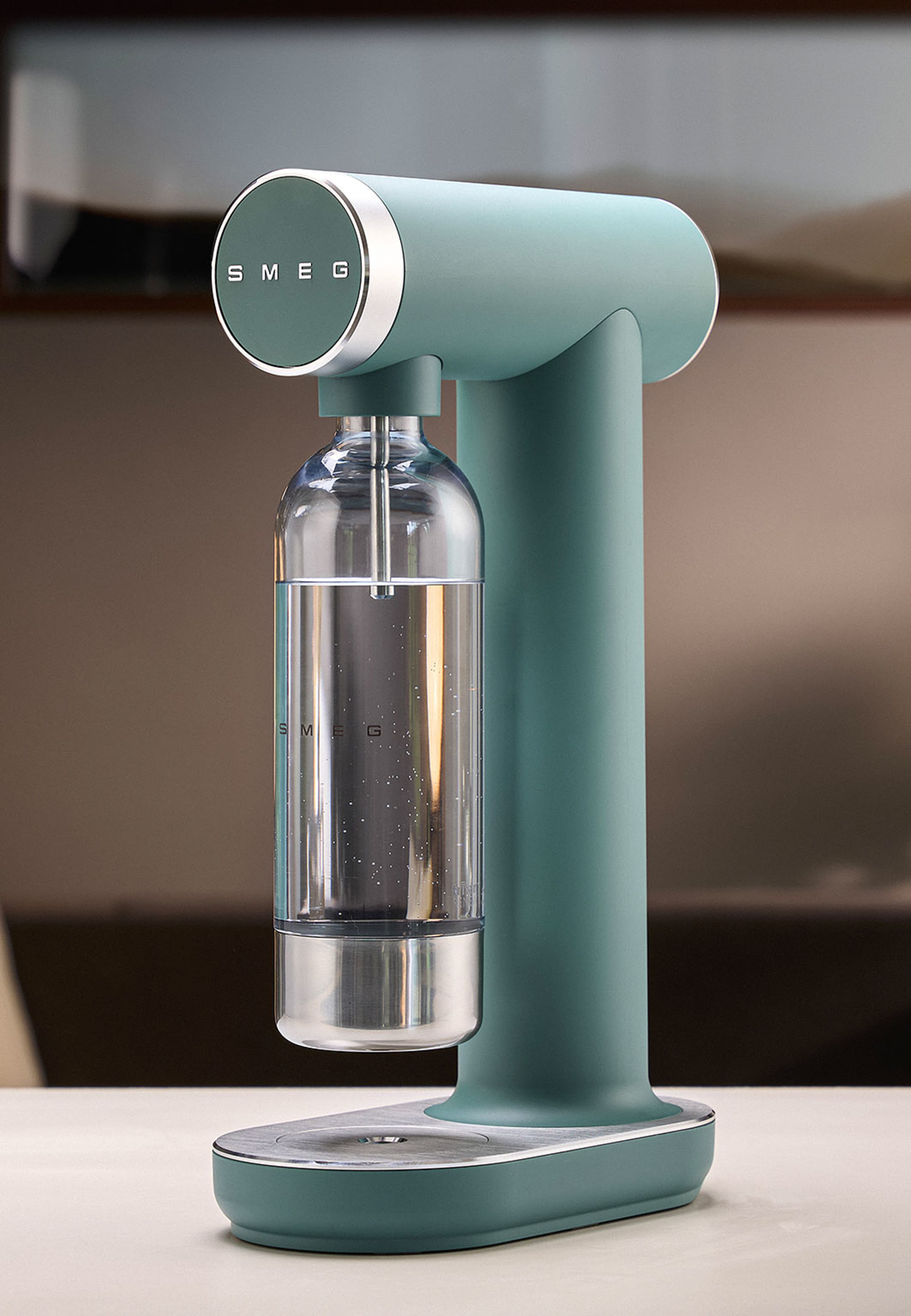 Soda Maker Black Matt Collezione, från Smeg, i färgen Emerald Green. Klicka för att öppna bilden i stort format