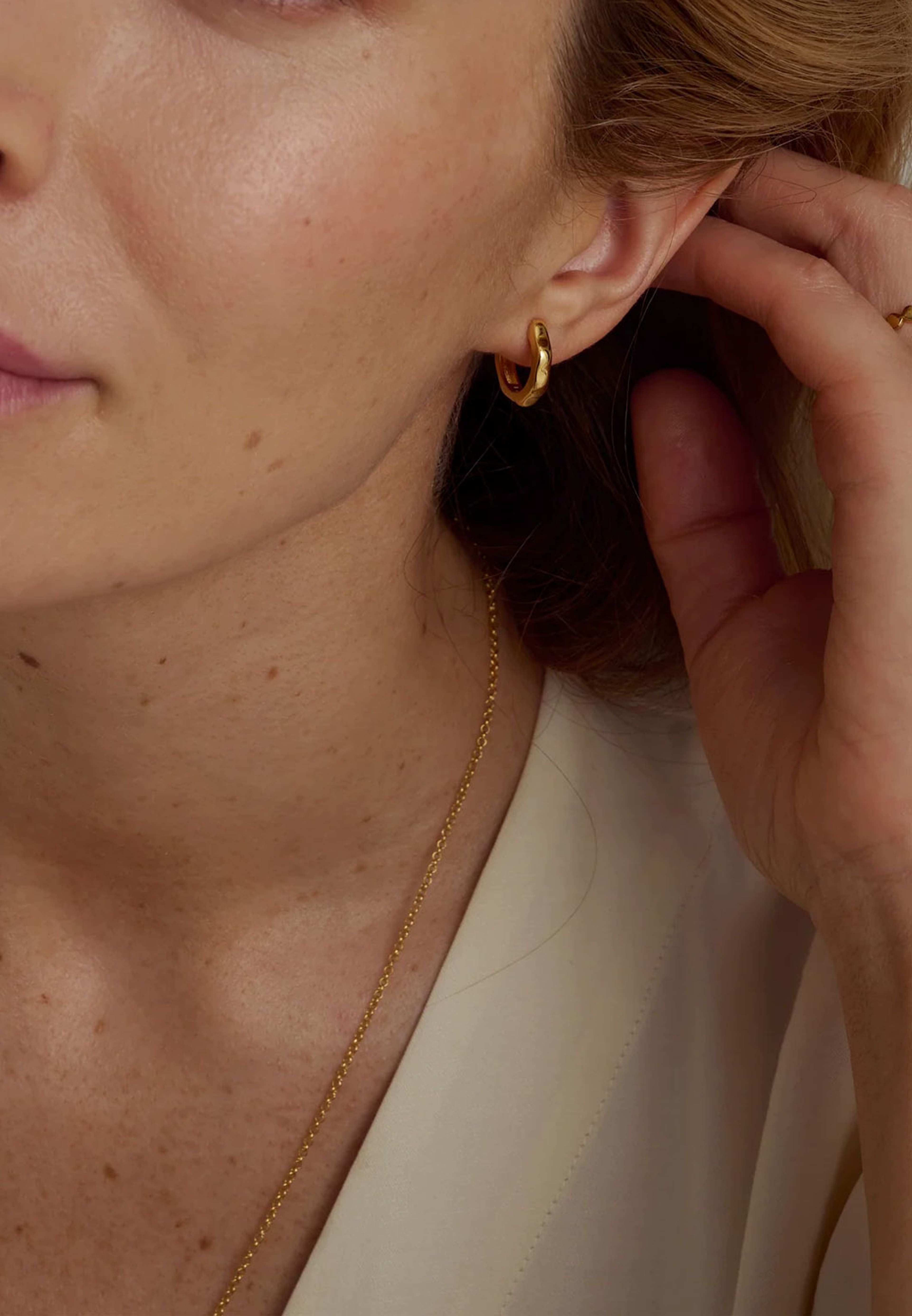 Cavelle Structured Hoops Earrings, från Syster P, i färgen Gold. Klicka för att öppna bilden i stort format