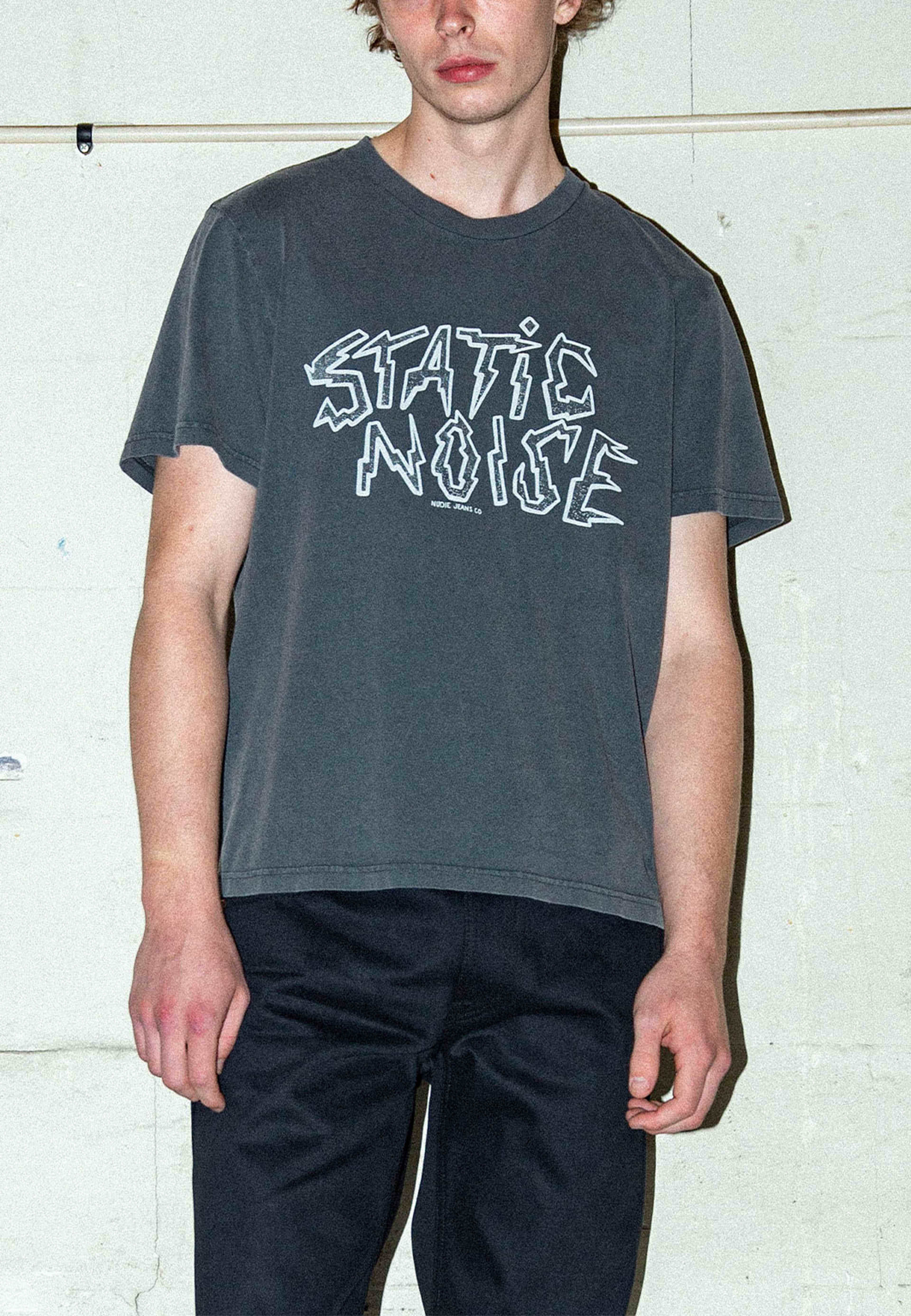Roy Short T-Shirt Static Noise Antracite, från Nudie Jeans, i färgen Antracite. Klicka för att öppna bilden i stort format