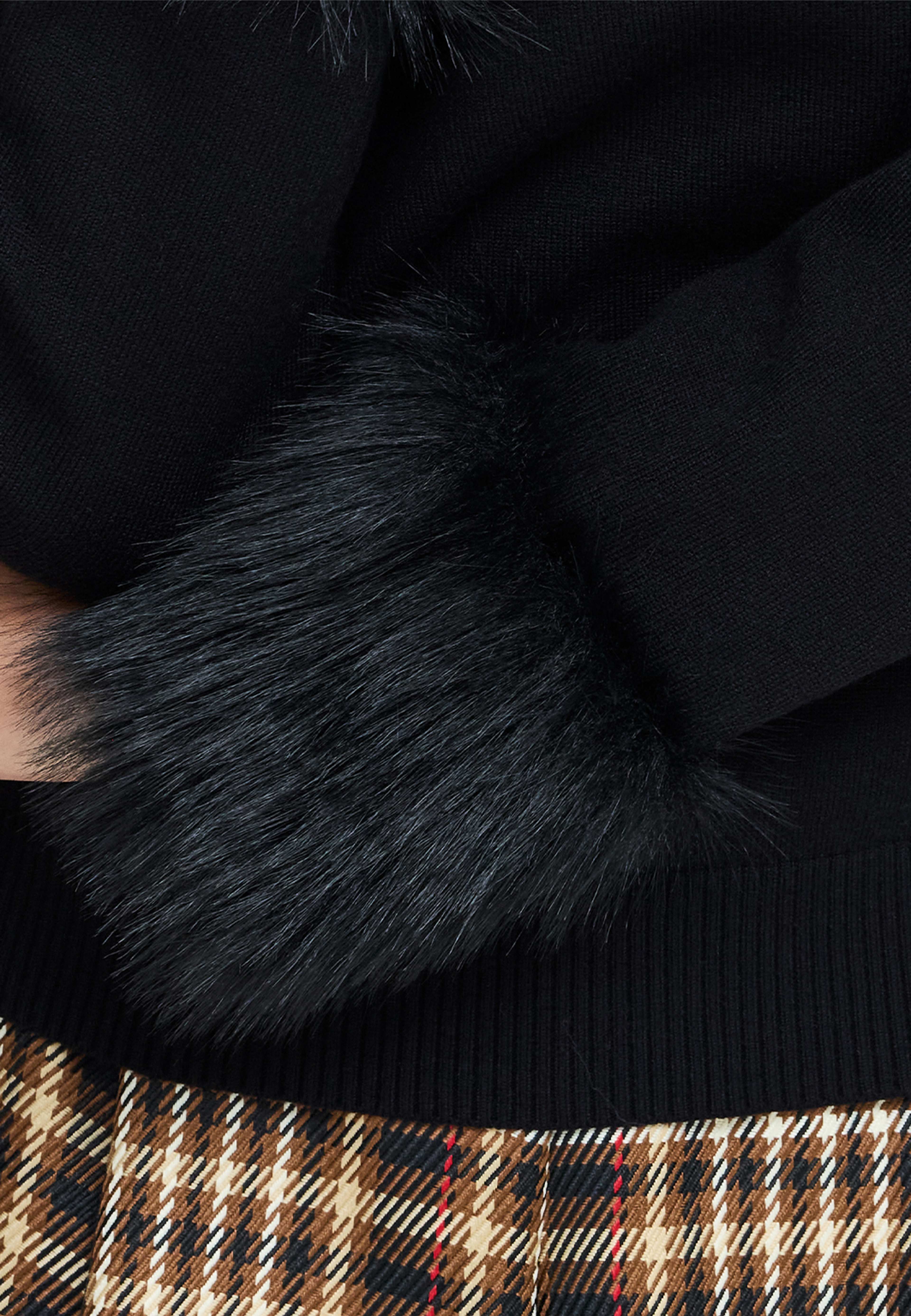Moana Fur Trim Sleeve Jumper, från French Connection, i färgen Black. Klicka för att öppna bilden i stort format