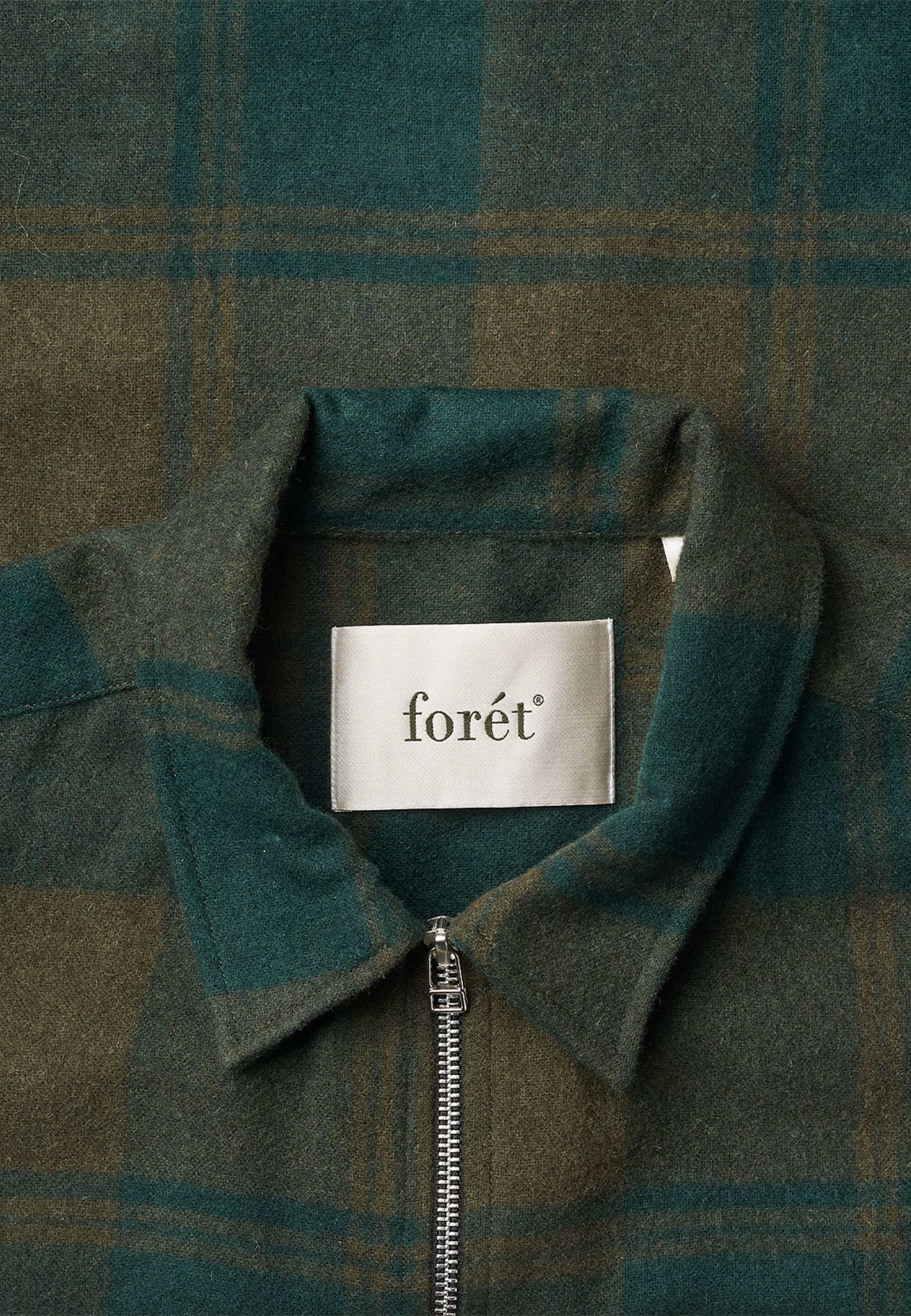 Raven Wool Zip Overshirt, från Forét, i färgen Dark Green Check. Klicka för att öppna bilden i stort format