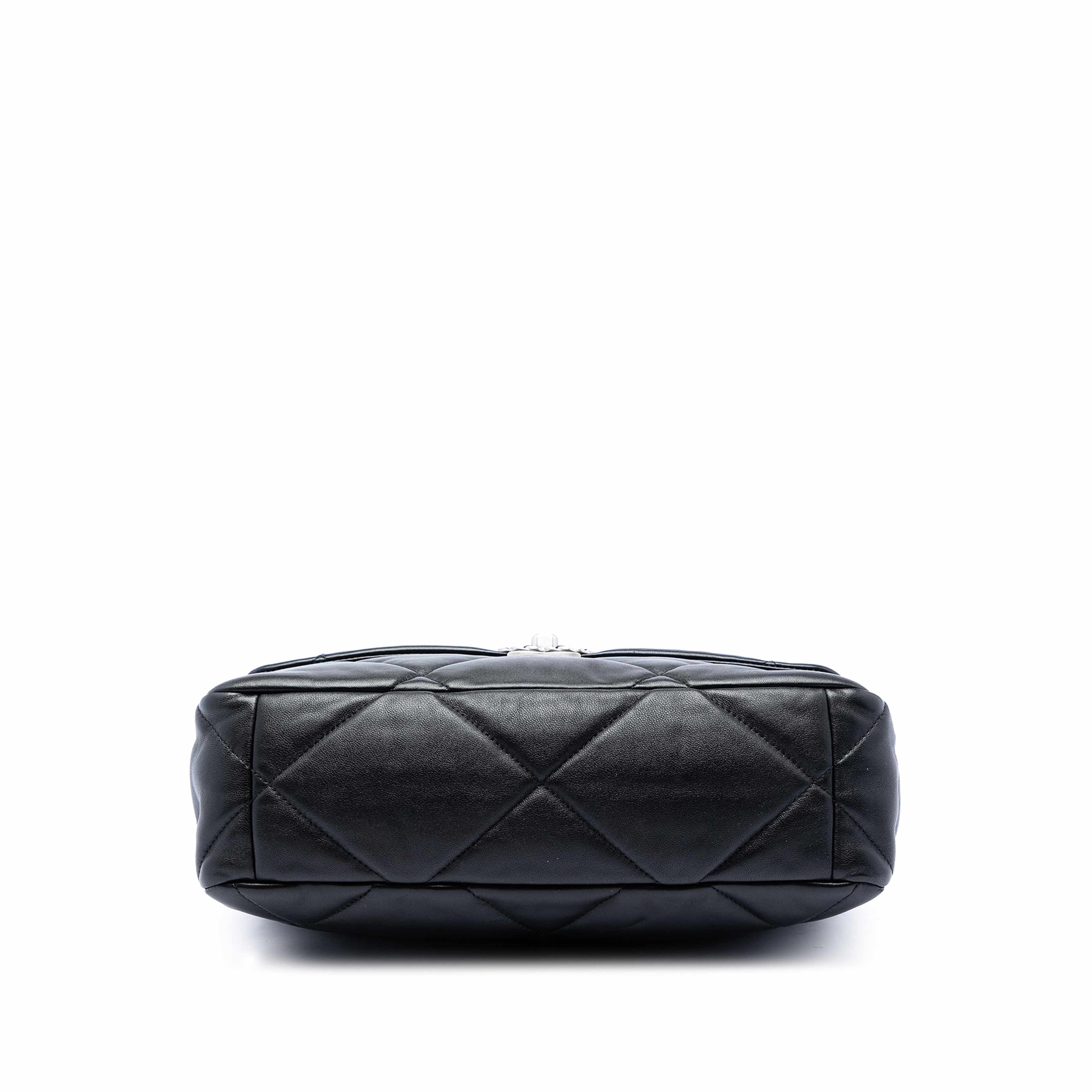 Chanel Large Lambskin 19 Flap, från Luxclusif, i färgen black. Klicka för att öppna bilden i stort format