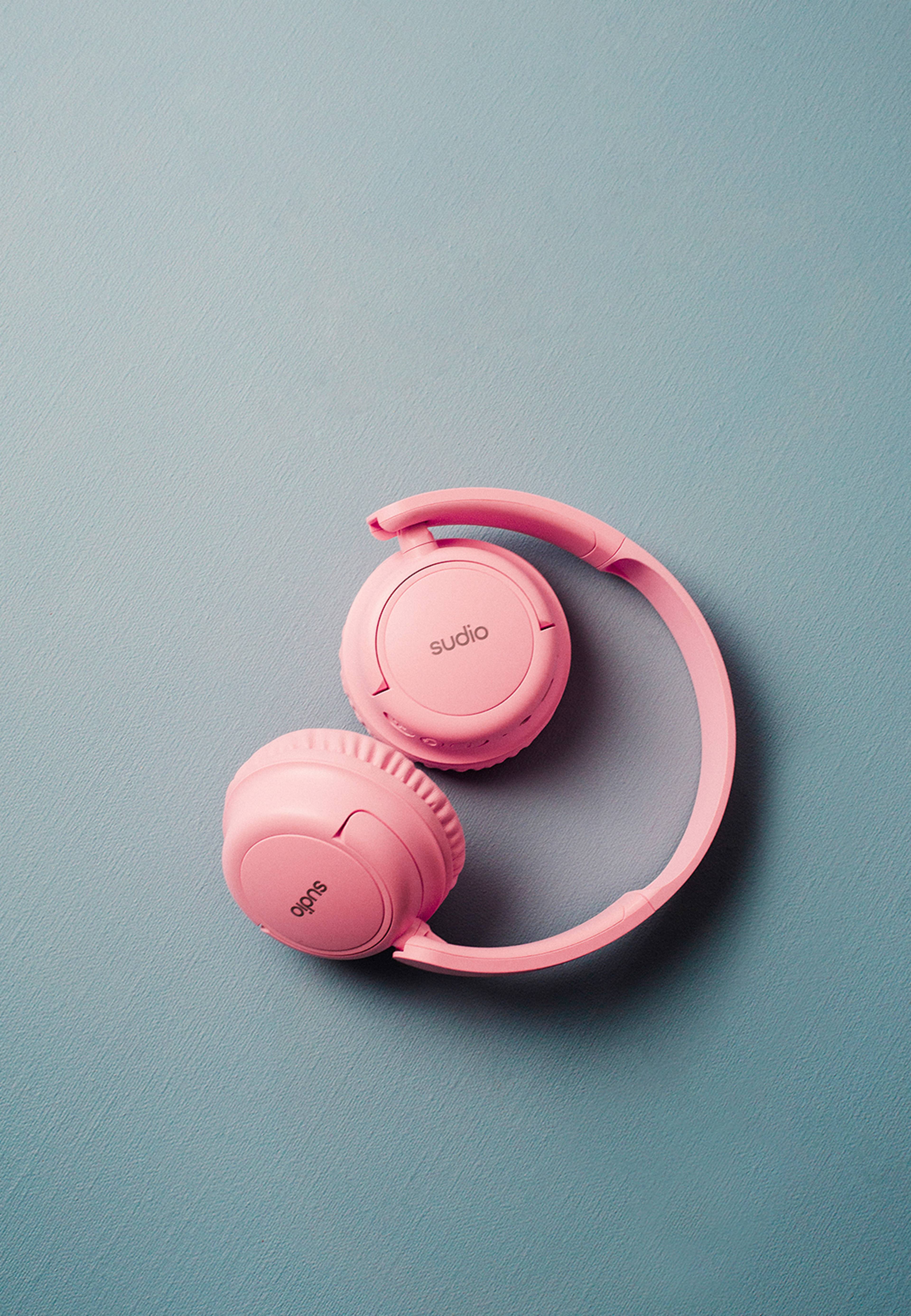 Sudio Kids On-Ear hörlurar, från Sudio, i färgen Rosa. Klicka för att öppna bilden i stort format