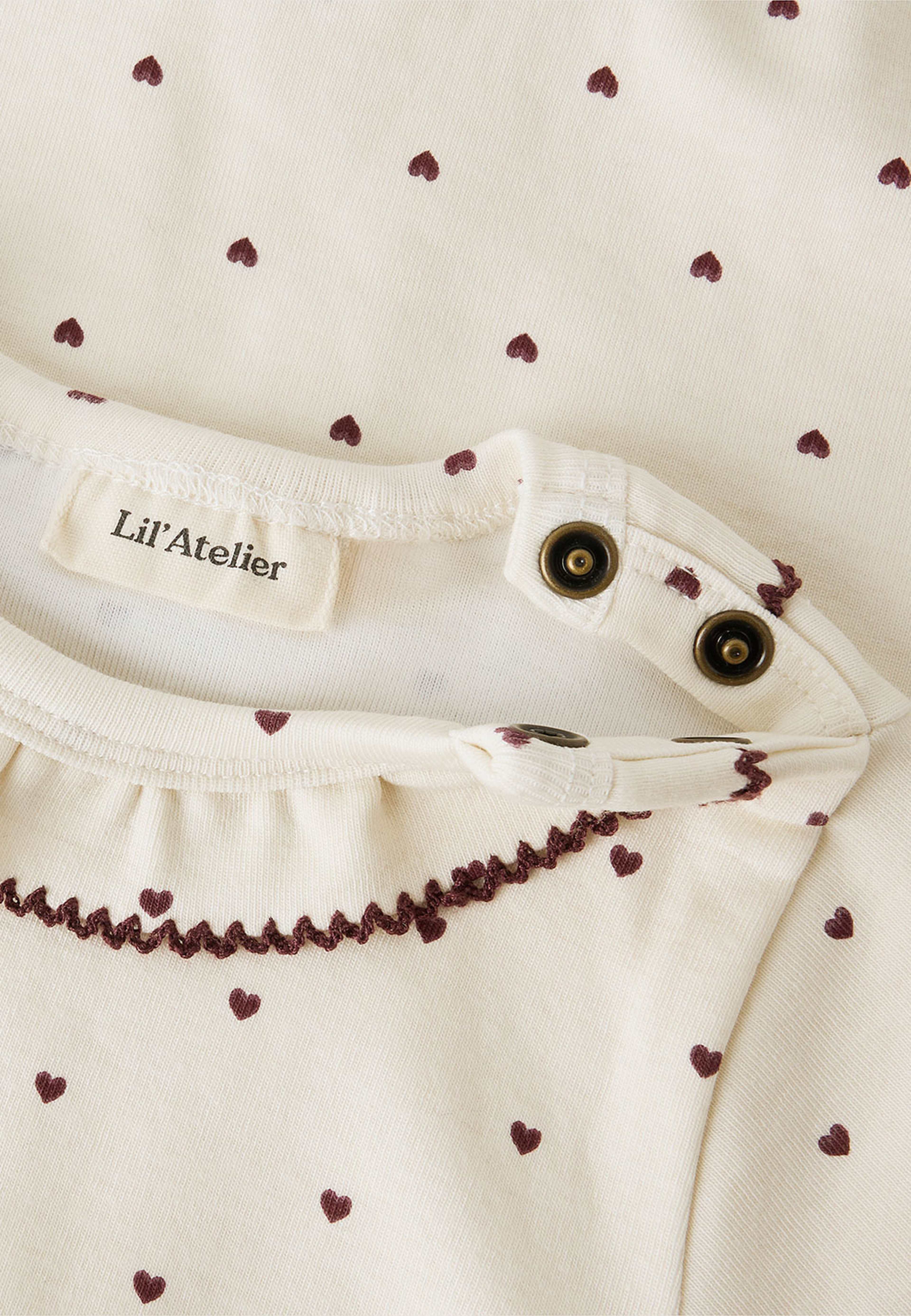 Layo Night Suit, från Lil'Atelier, i färgen Turtledove Hearts. Klicka för att öppna bilden i stort format