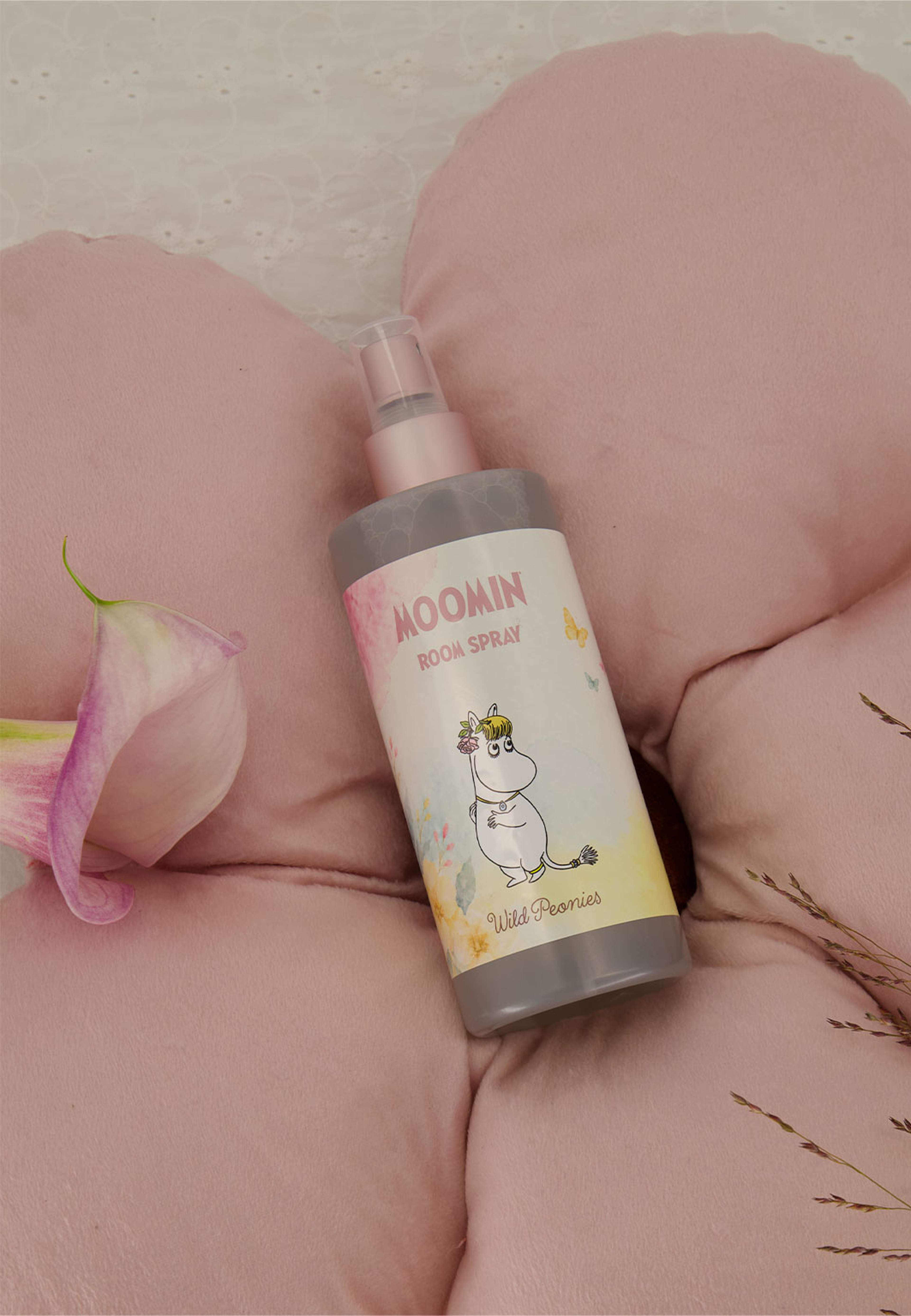 Rumsspray Wild Peonies 300 ml, från Washologi, i färgen Transparent. Klicka för att öppna bilden i stort format