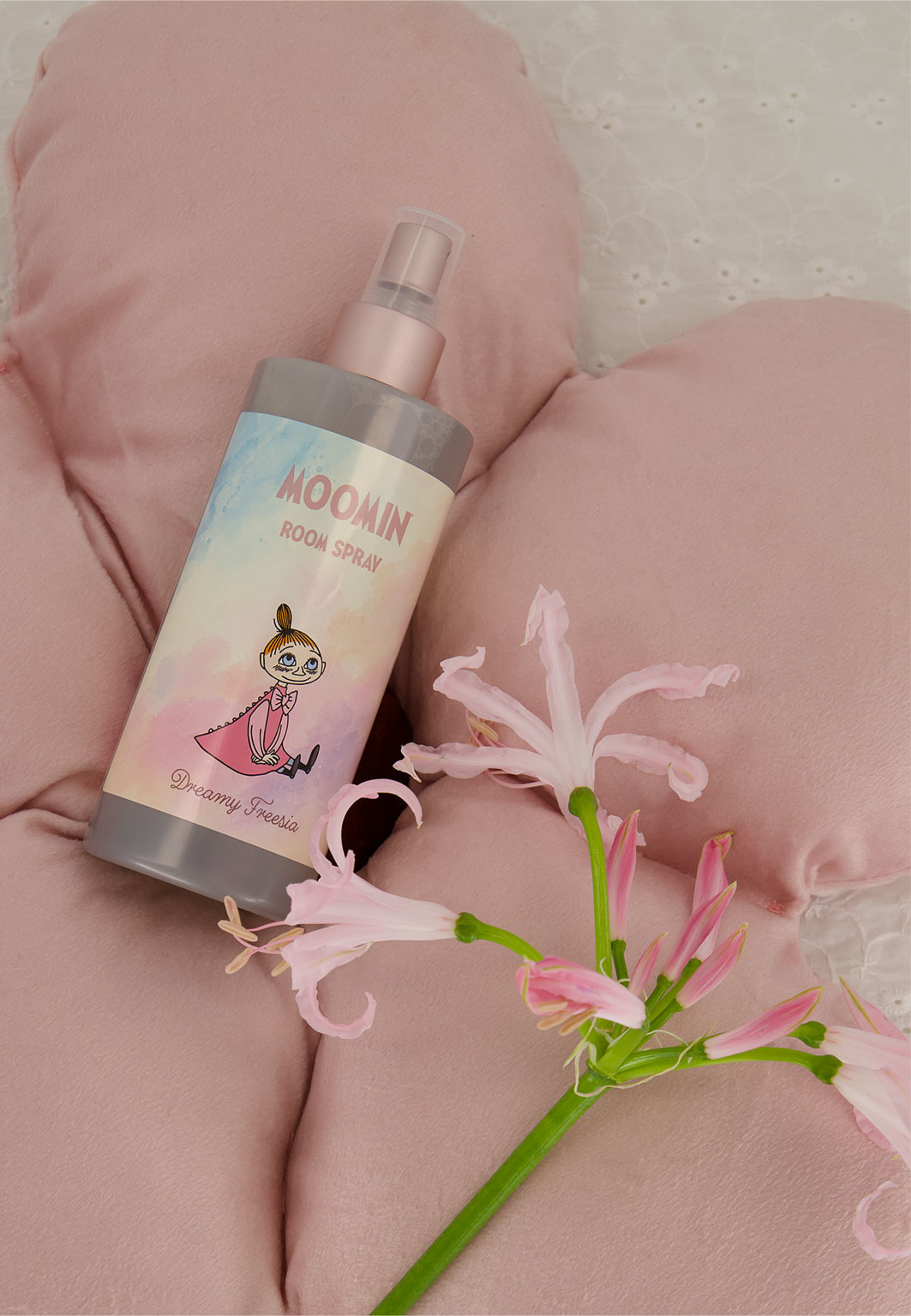 Rumsspray Dreamy Freesia 300 ml, från Washologi, i färgen Transparent. Klicka för att öppna bilden i stort format