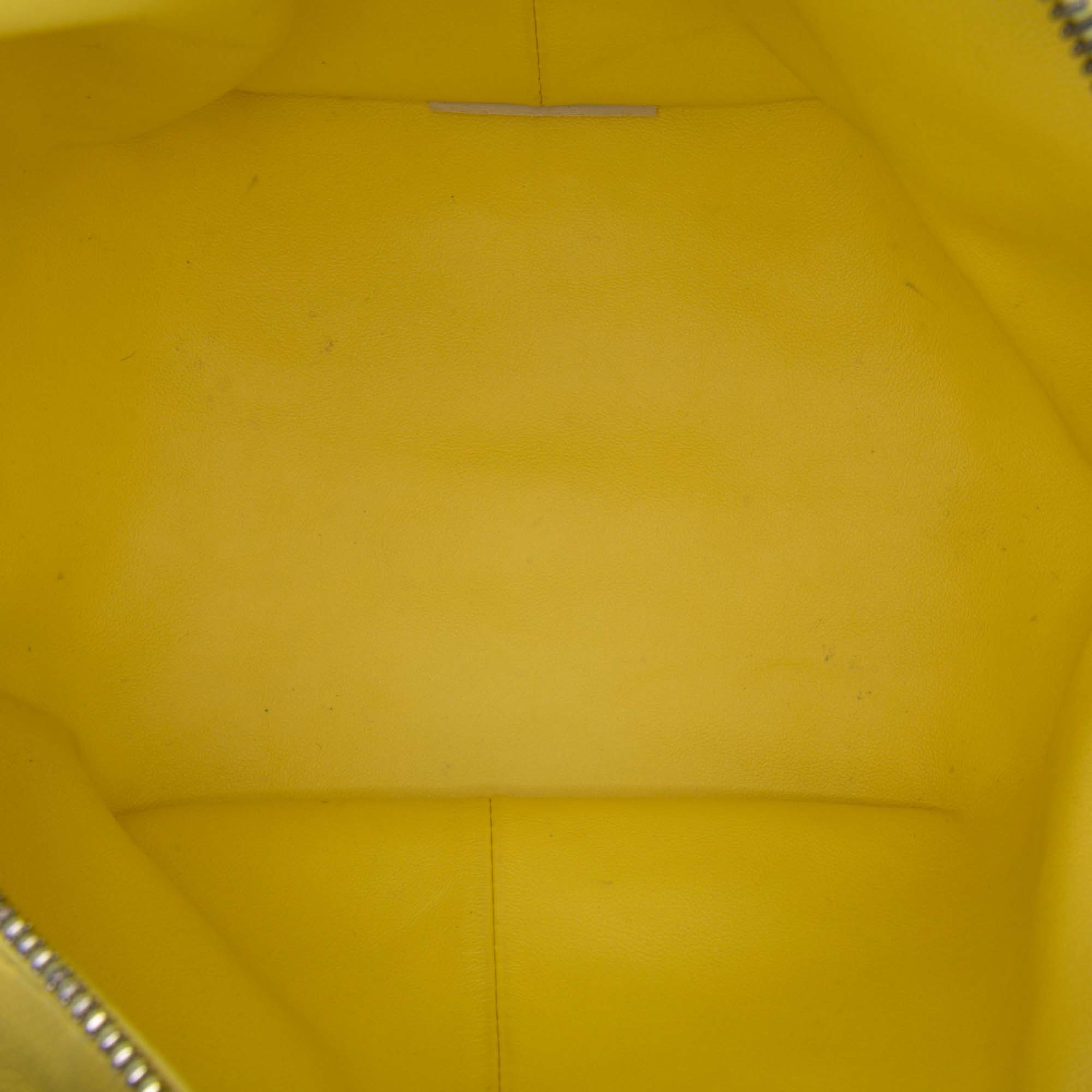 Bottega Veneta Mini Calfskin Double Knot, från Luxclusif, i färgen yellow. Klicka för att öppna bilden i stort format