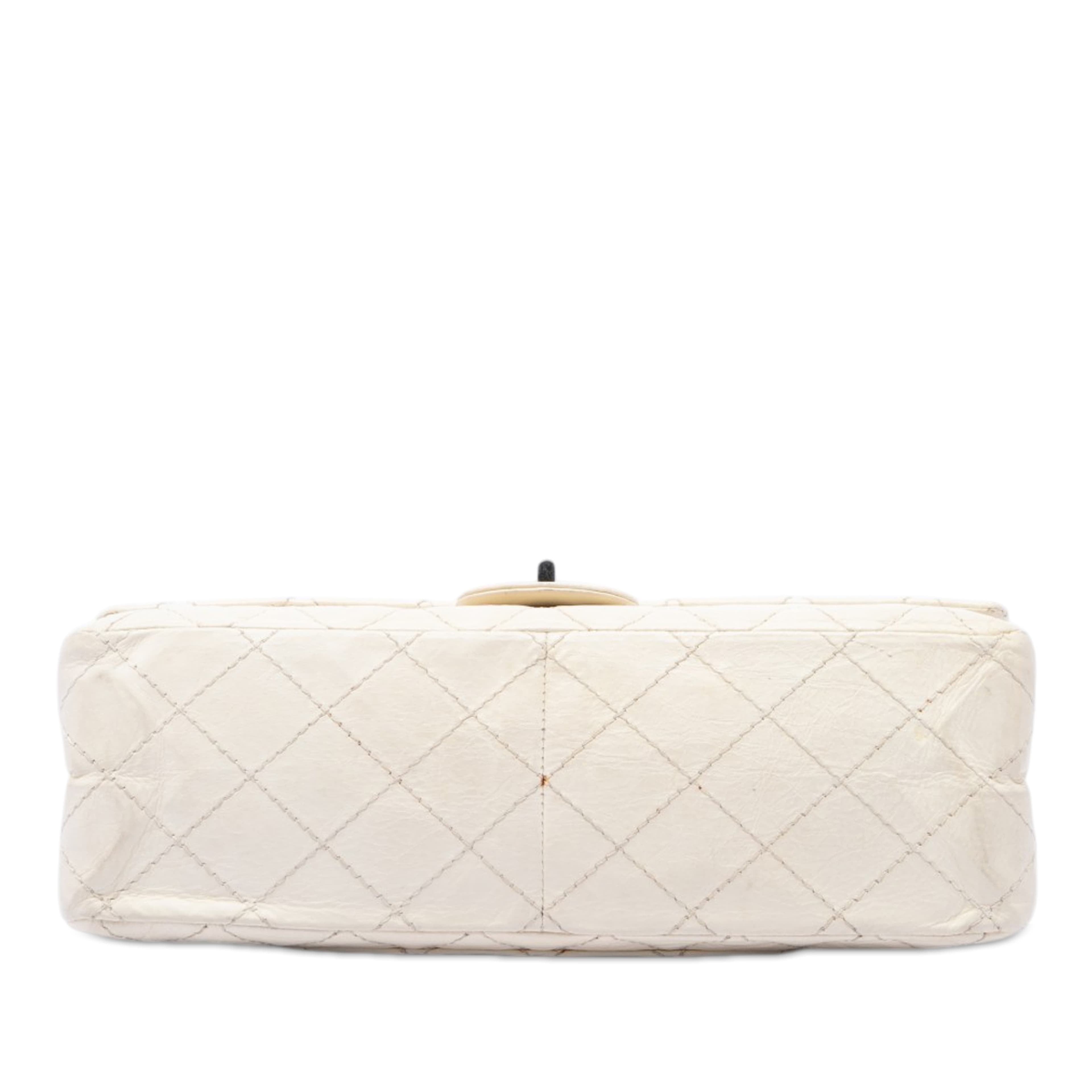 Chanel Quilted Aged Calfskin Reissue 2.55 Double Flap 226, från Luxclusif, i färgen vit. Klicka för att öppna bilden i stort format