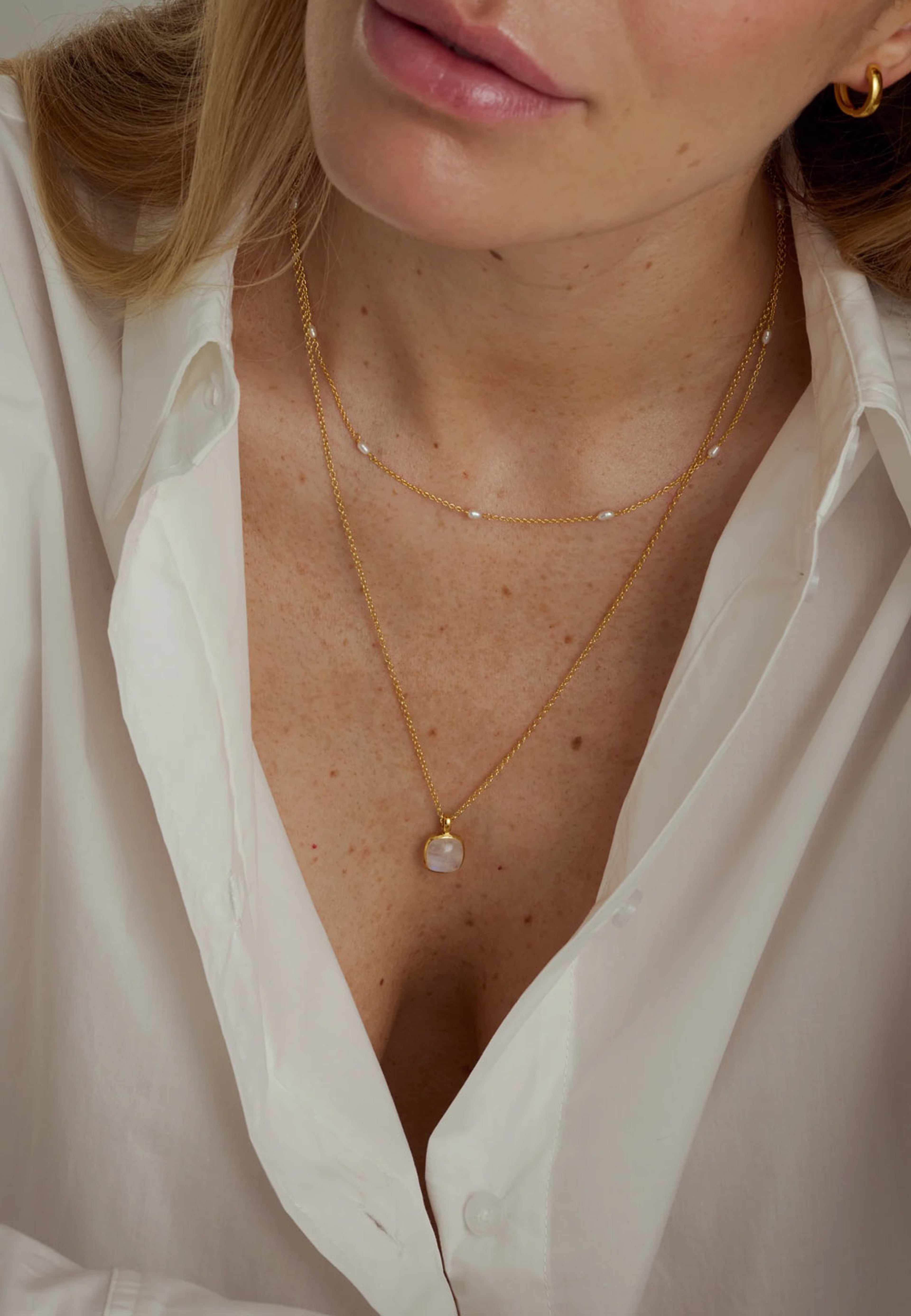 Lumera Necklace, från Syster P, i färgen Gold/Moonstone. Klicka för att öppna bilden i stort format