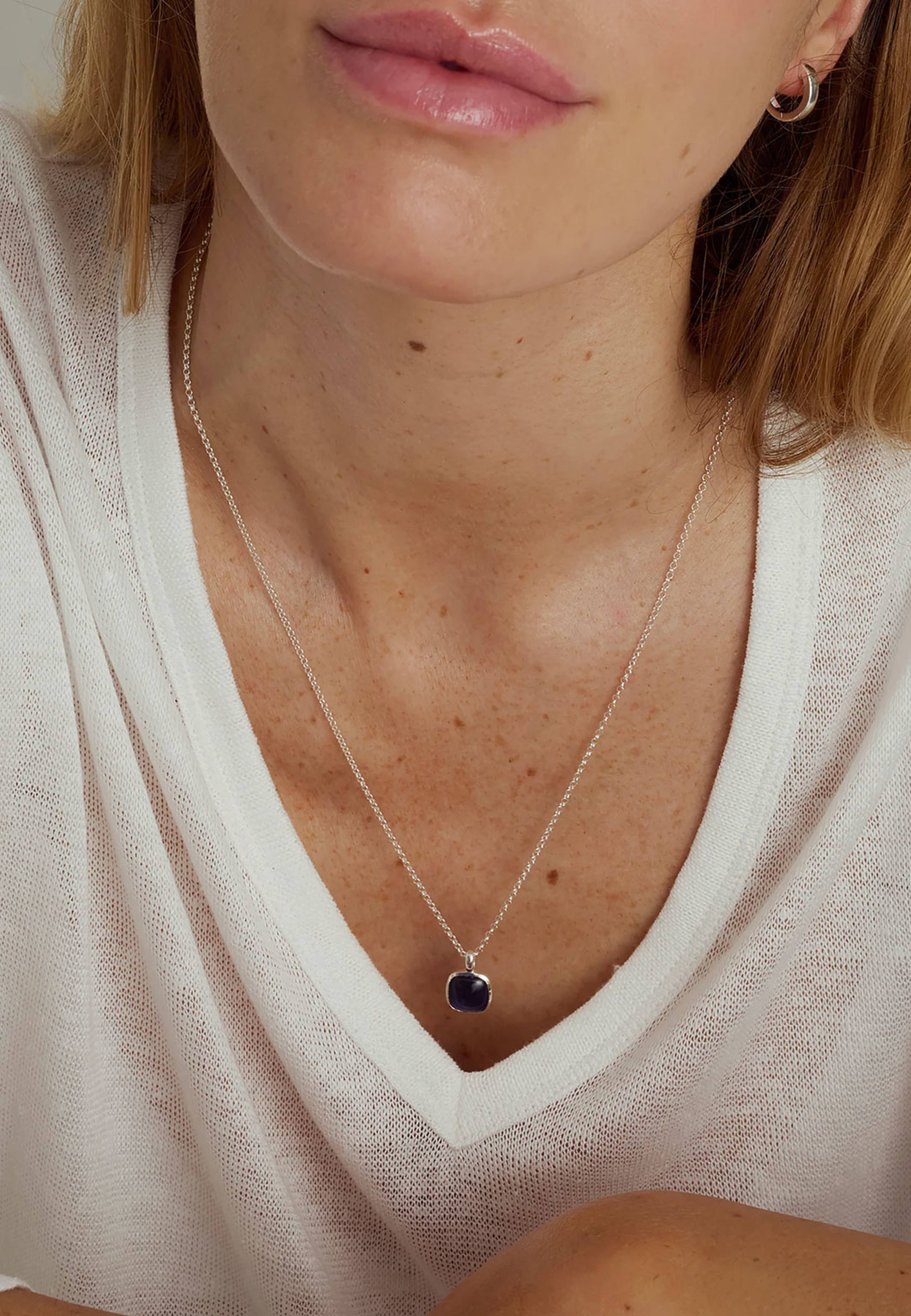 Lumera Necklace, från Syster P, i färgen Silver/Sapphire. Klicka för att öppna bilden i stort format