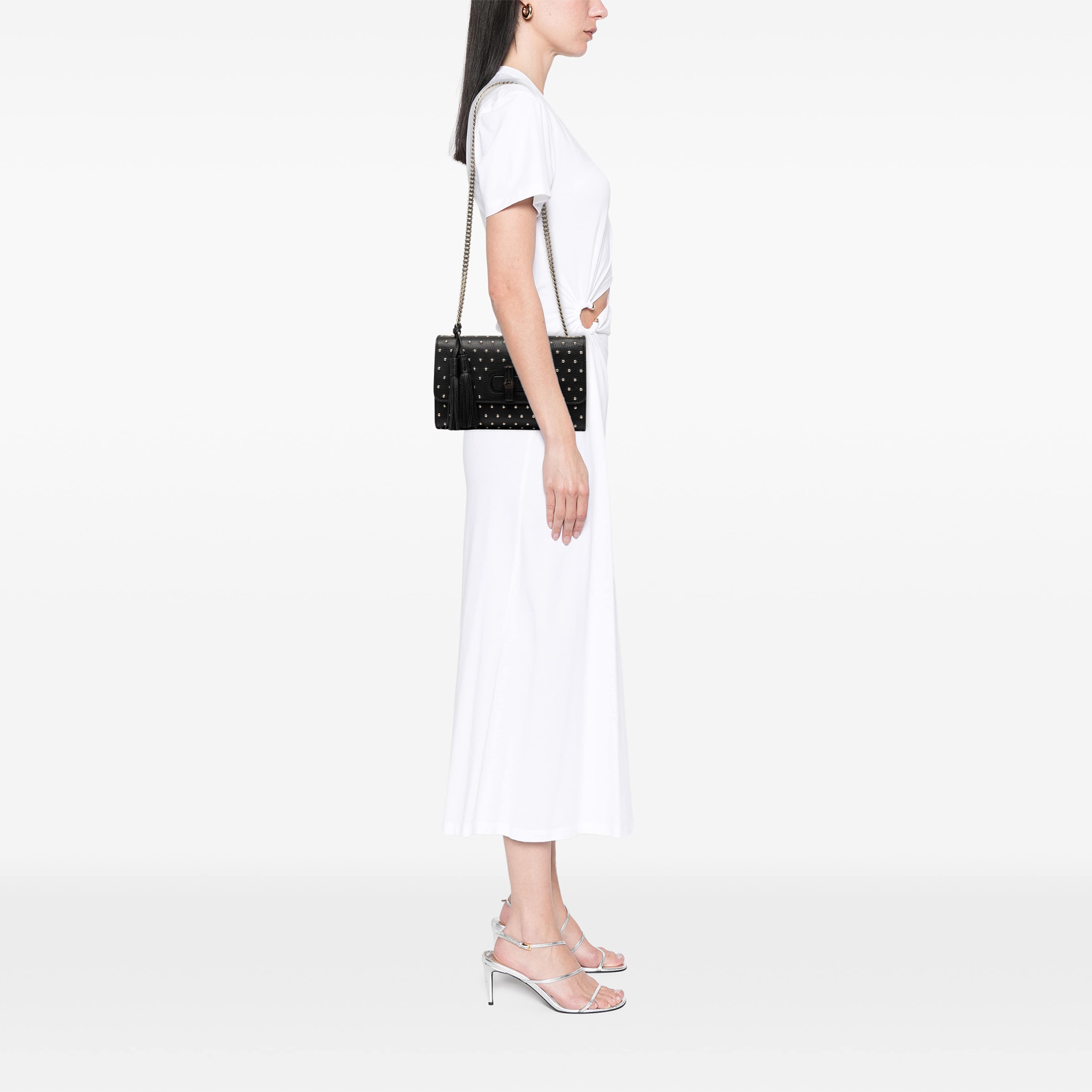 Gucci Medium Studded Leather Miss Bamboo Crossbody, från Luxclusif, i färgen svart. Klicka för att öppna bilden i stort format