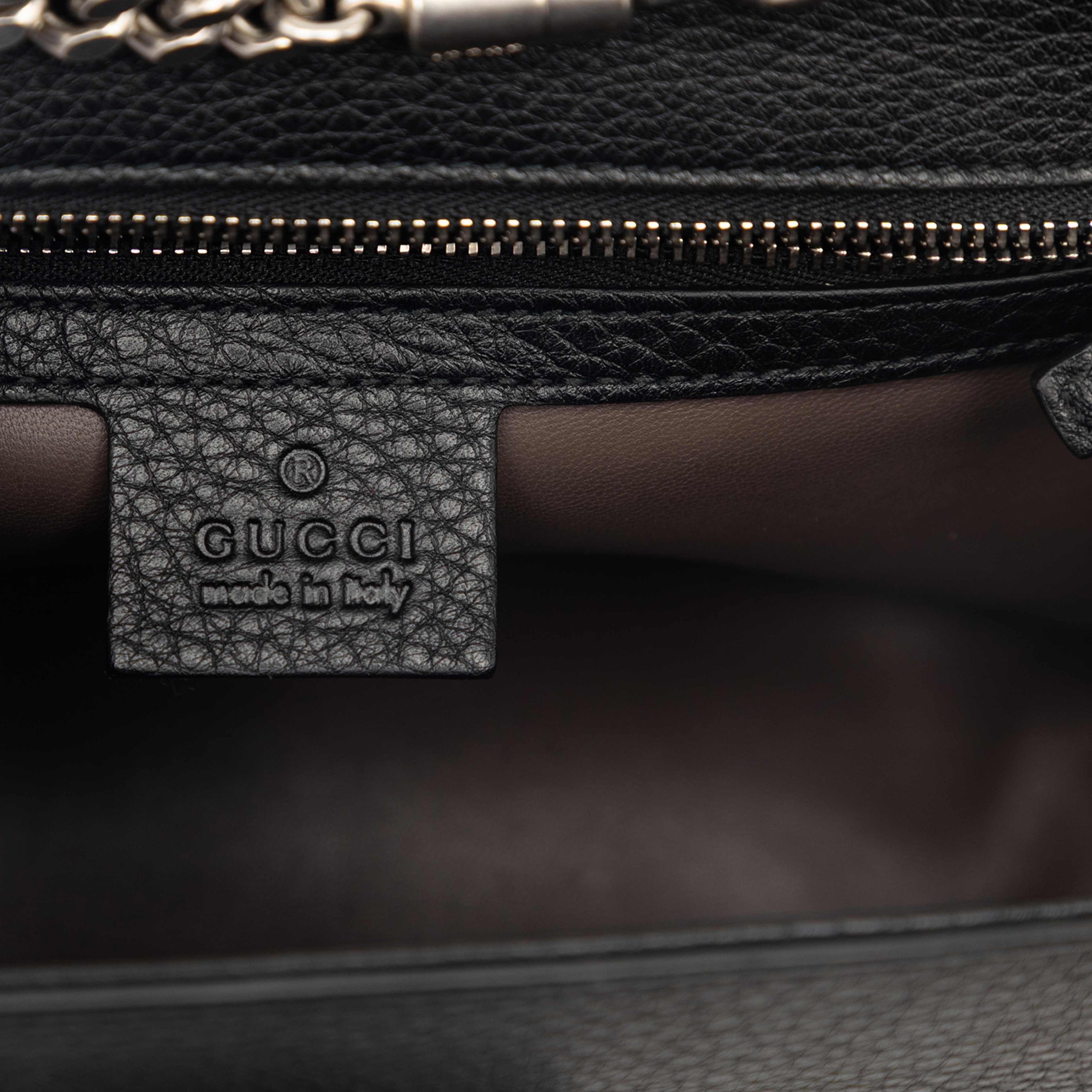 Gucci Medium Studded Leather Miss Bamboo Crossbody, från Luxclusif, i färgen black. Klicka för att öppna bilden i stort format