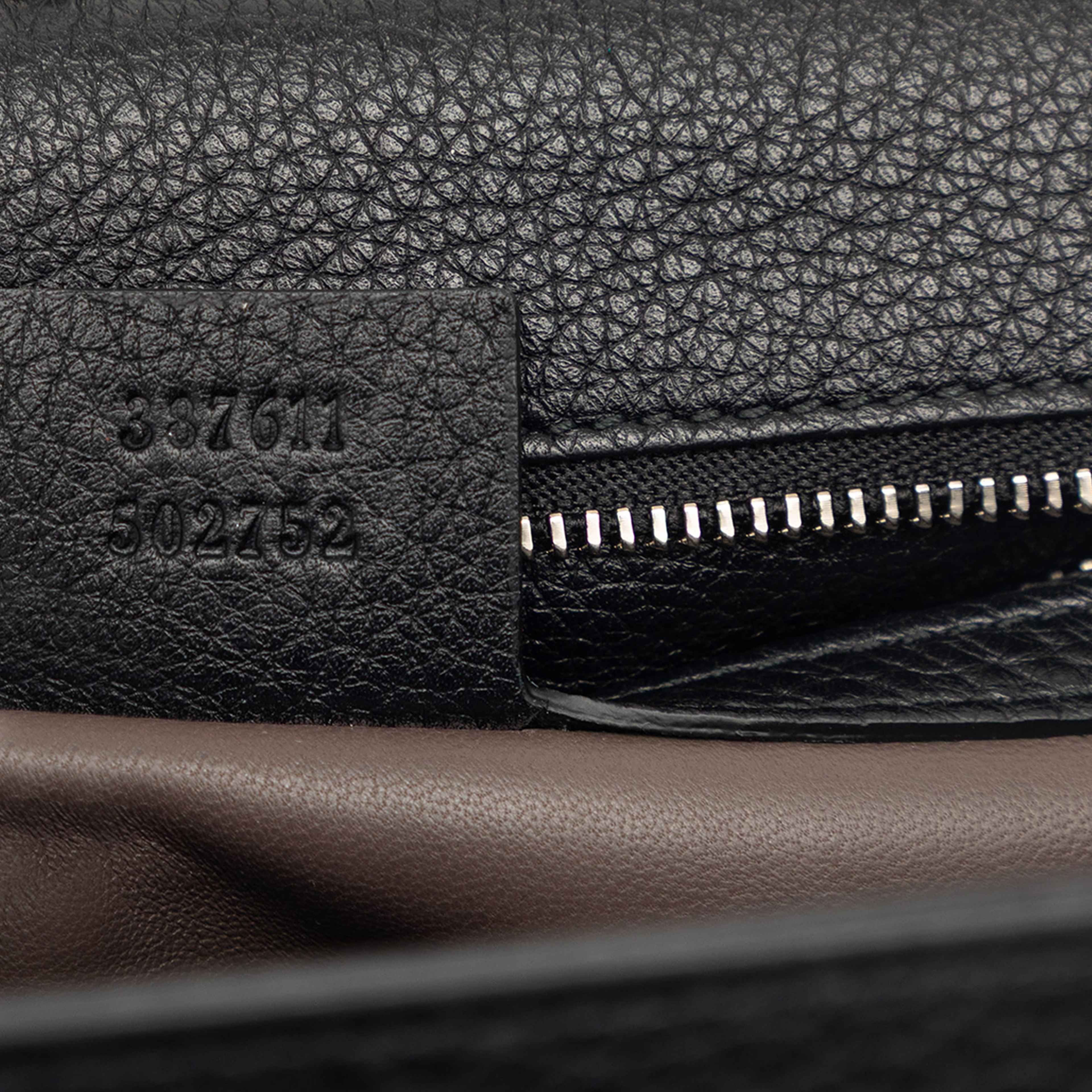 Gucci Medium Studded Leather Miss Bamboo Crossbody, från Luxclusif, i färgen svart. Klicka för att öppna bilden i stort format