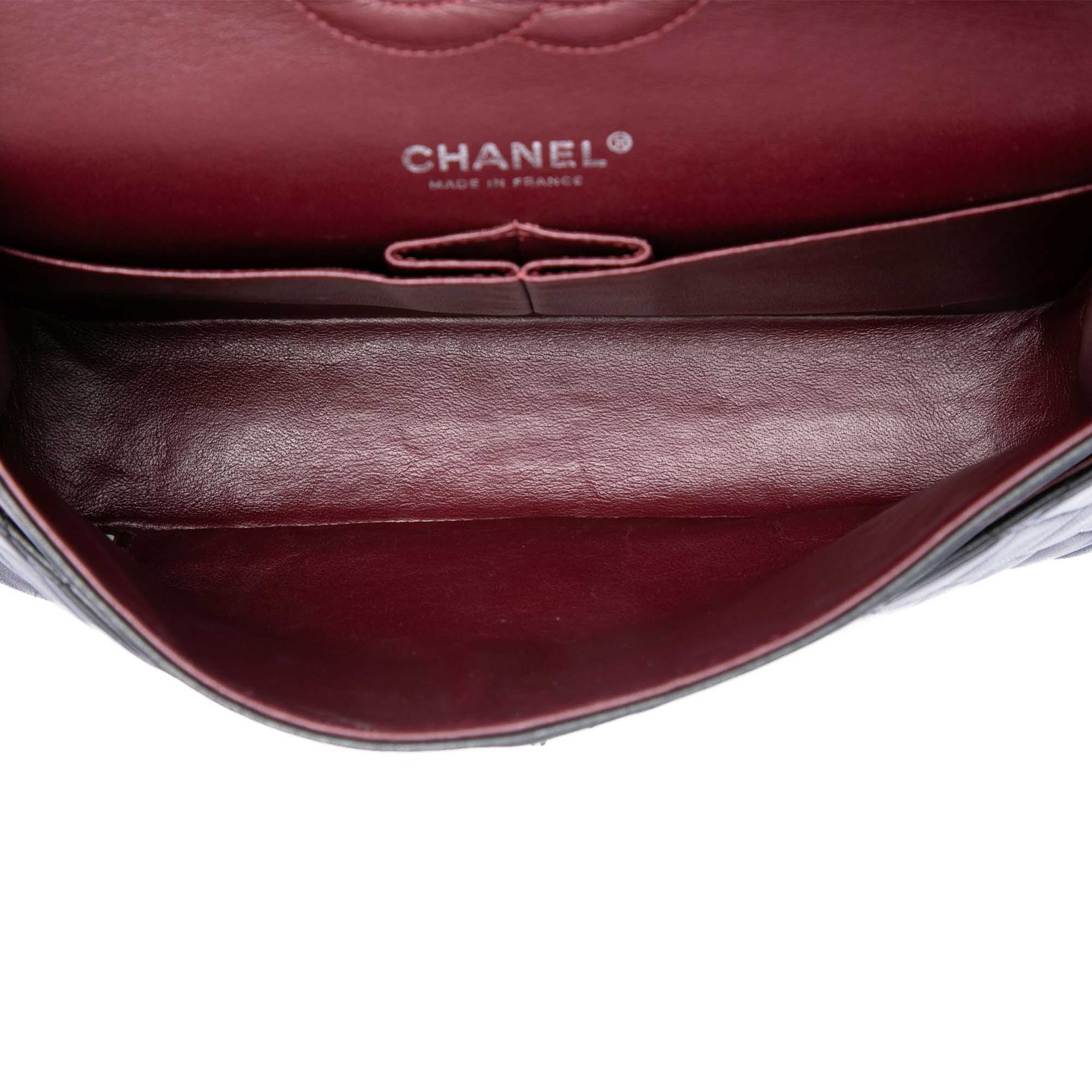 Chanel Medium Classic Lambskin Double Flap, från Luxclusif, i färgen svart. Klicka för att öppna bilden i stort format