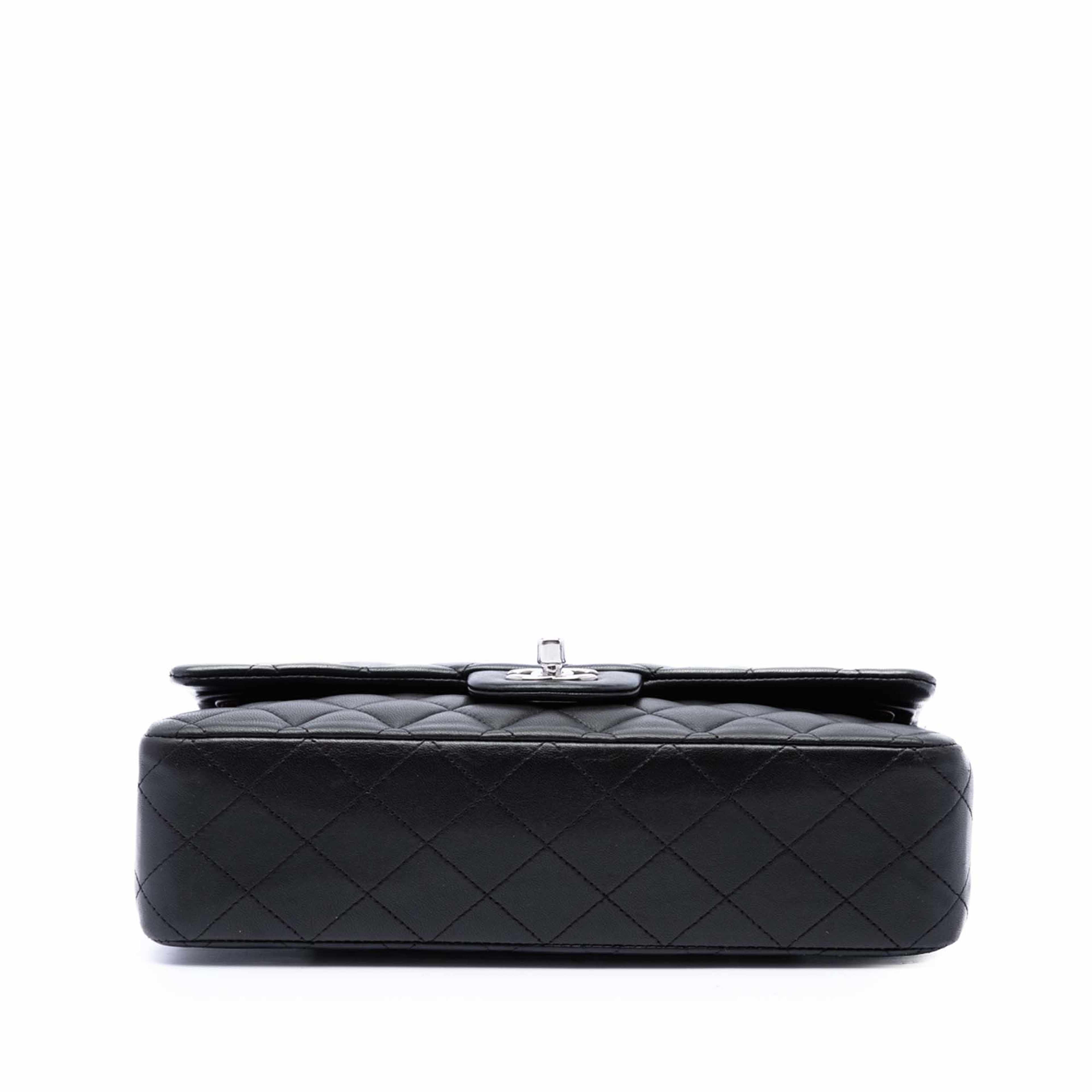 Chanel Medium Classic Lambskin Double Flap, från Luxclusif, i färgen svart. Klicka för att öppna bilden i stort format