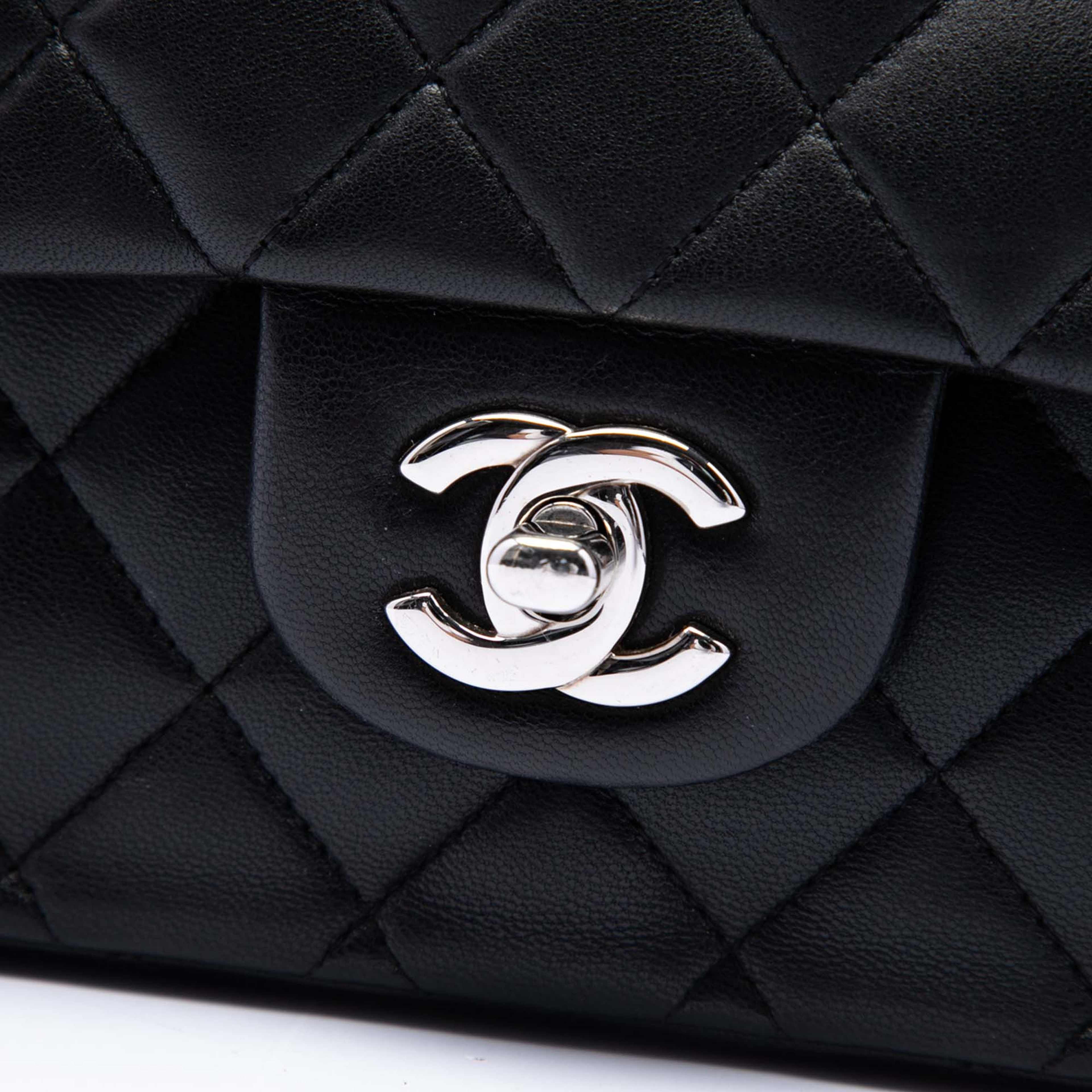 Chanel Medium Classic Lambskin Double Flap, från Luxclusif, i färgen svart. Klicka för att öppna bilden i stort format