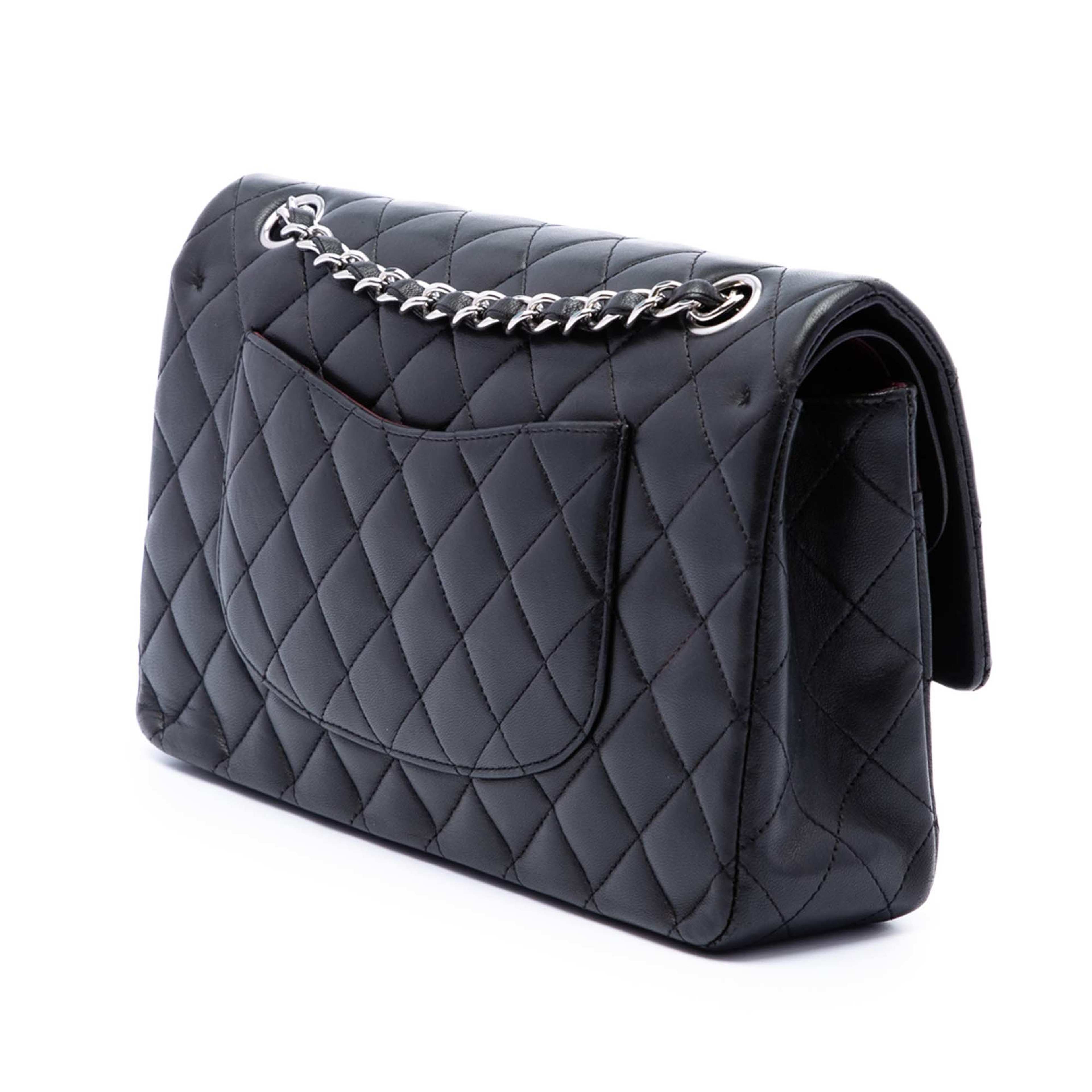 Chanel Medium Classic Lambskin Double Flap, från Luxclusif, i färgen svart. Klicka för att öppna bilden i stort format