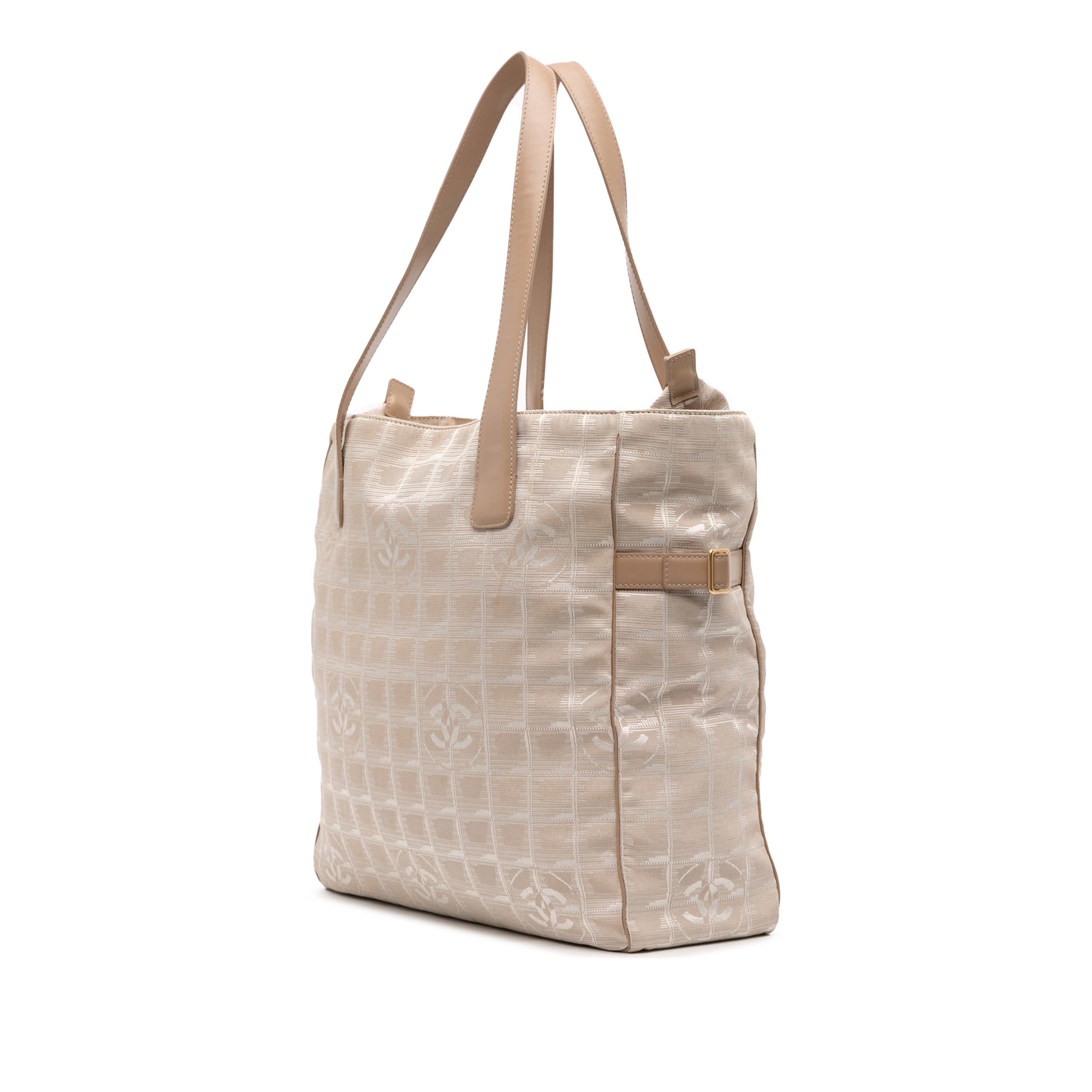 Chanel New Travel Line Nylon Tote, från Luxclusif, i färgen beige. Klicka för att öppna bilden i stort format