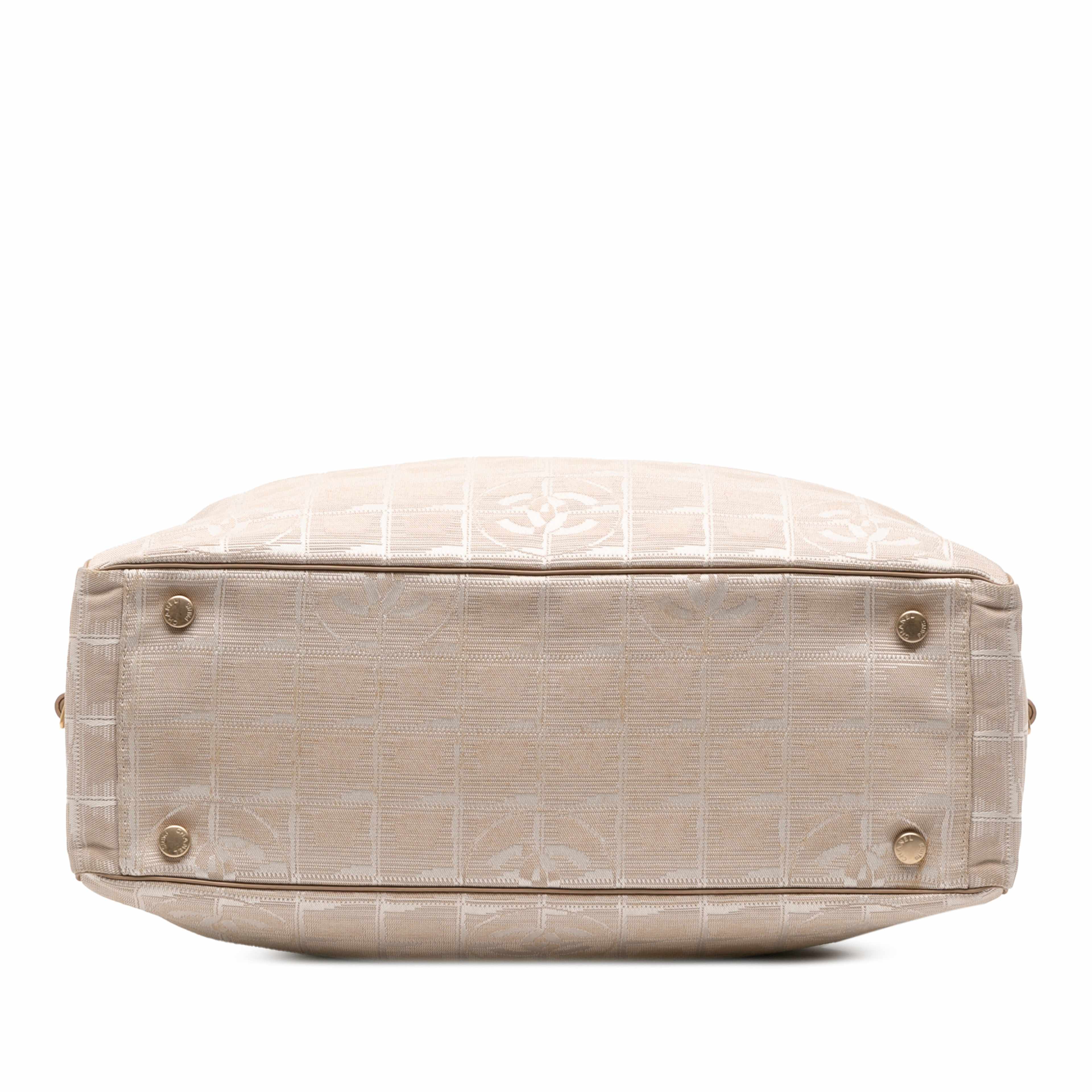 Chanel New Travel Line Nylon Tote, från Luxclusif, i färgen beige. Klicka för att öppna bilden i stort format