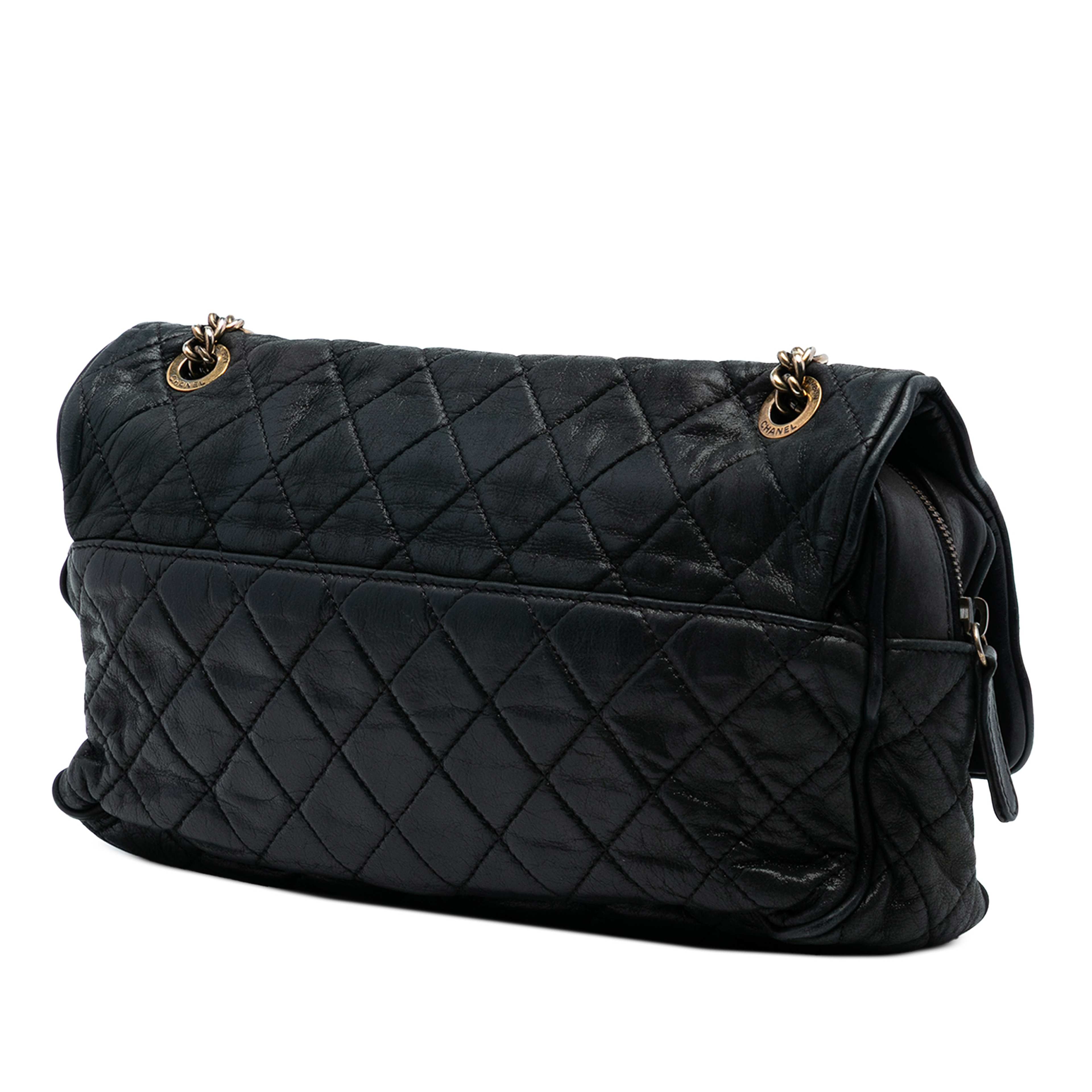 Chanel Large Quilted Iridescent Calfskin Shiva Flap, från Luxclusif, i färgen black. Klicka för att öppna bilden i stort format