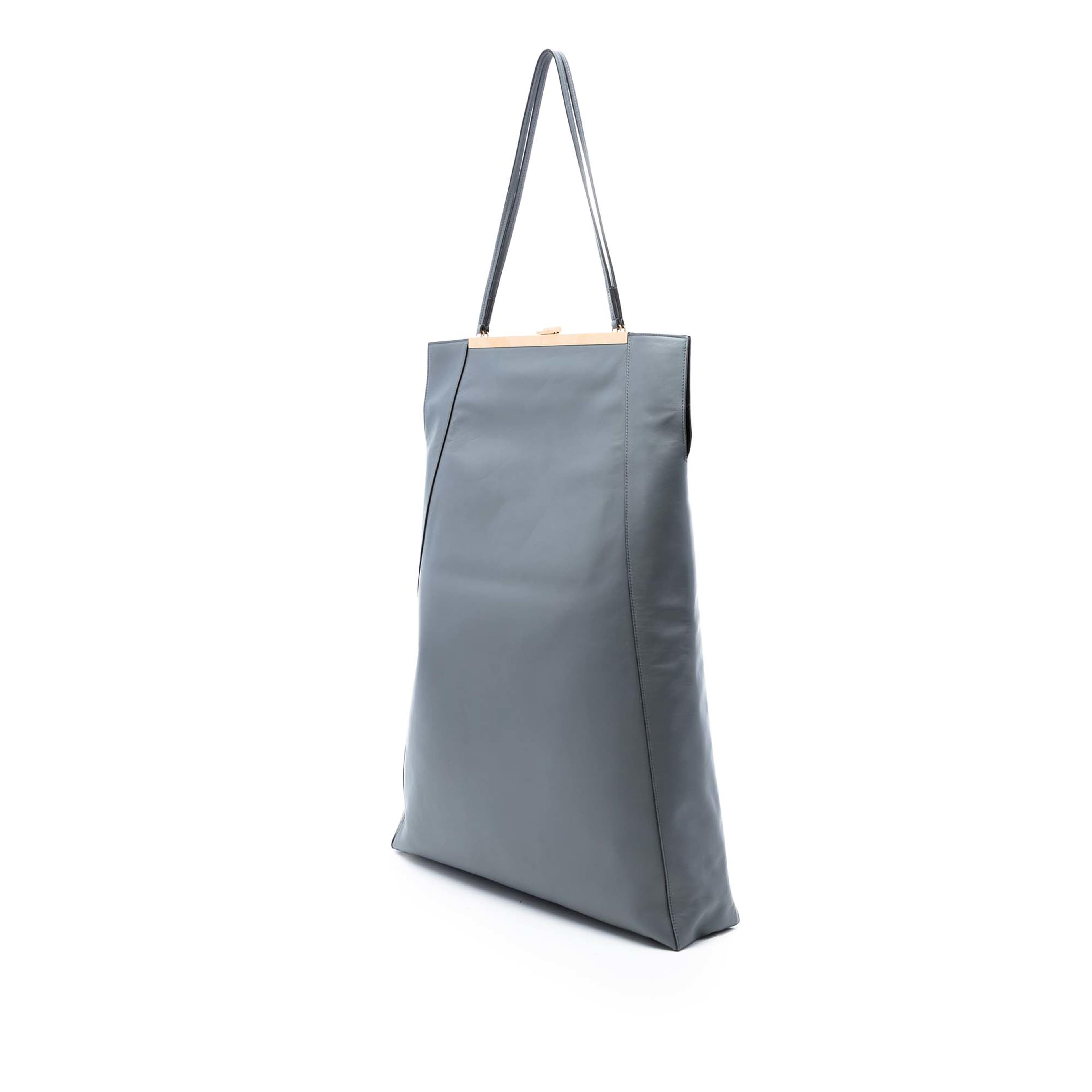 Celine Smooth Calfskin Clasp Cabas Tote, från Luxclusif, i färgen gray. Klicka för att öppna bilden i stort format