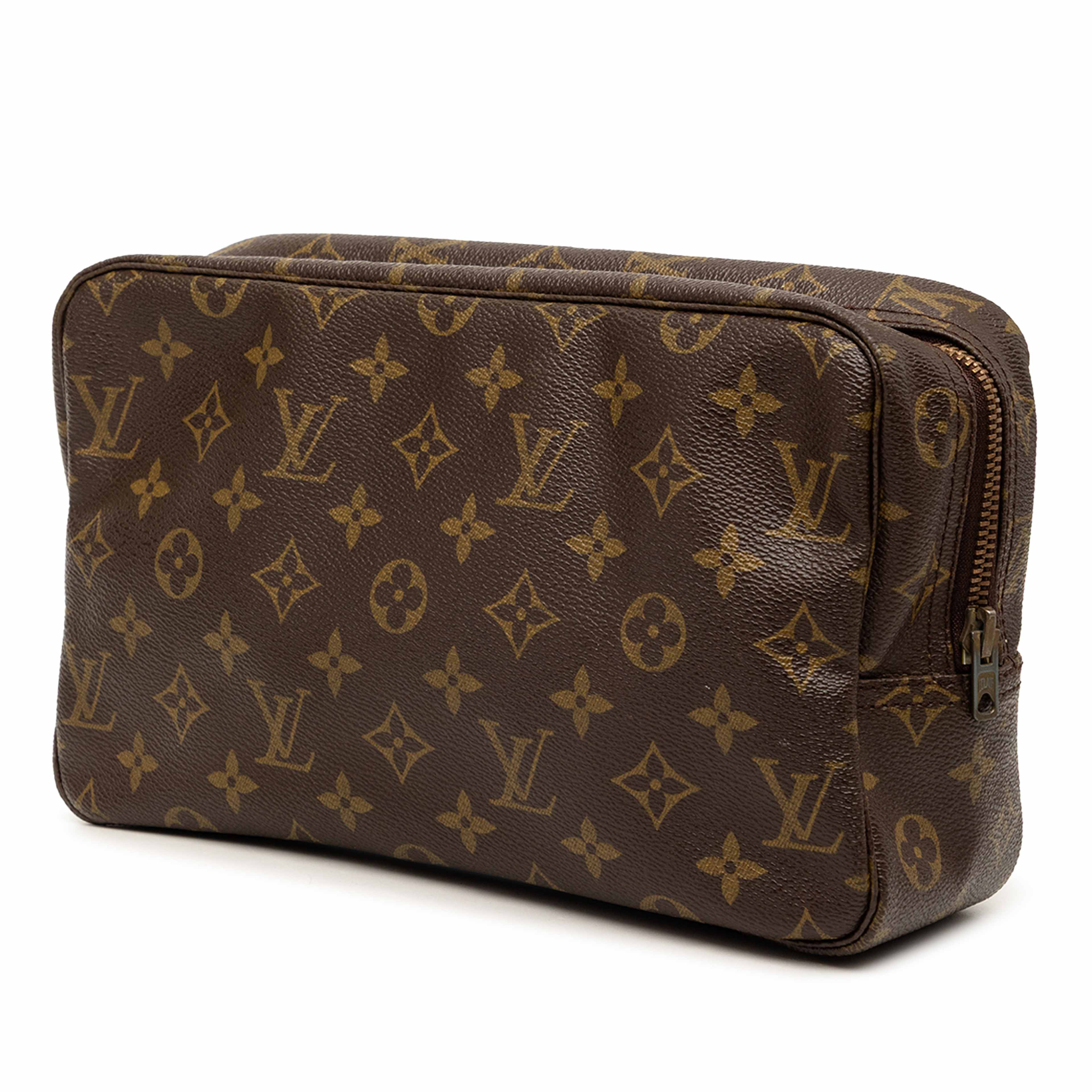Louis Vuitton Monogram Trousse Toilette 28, från Luxclusif, i färgen brown. Klicka för att öppna bilden i stort format