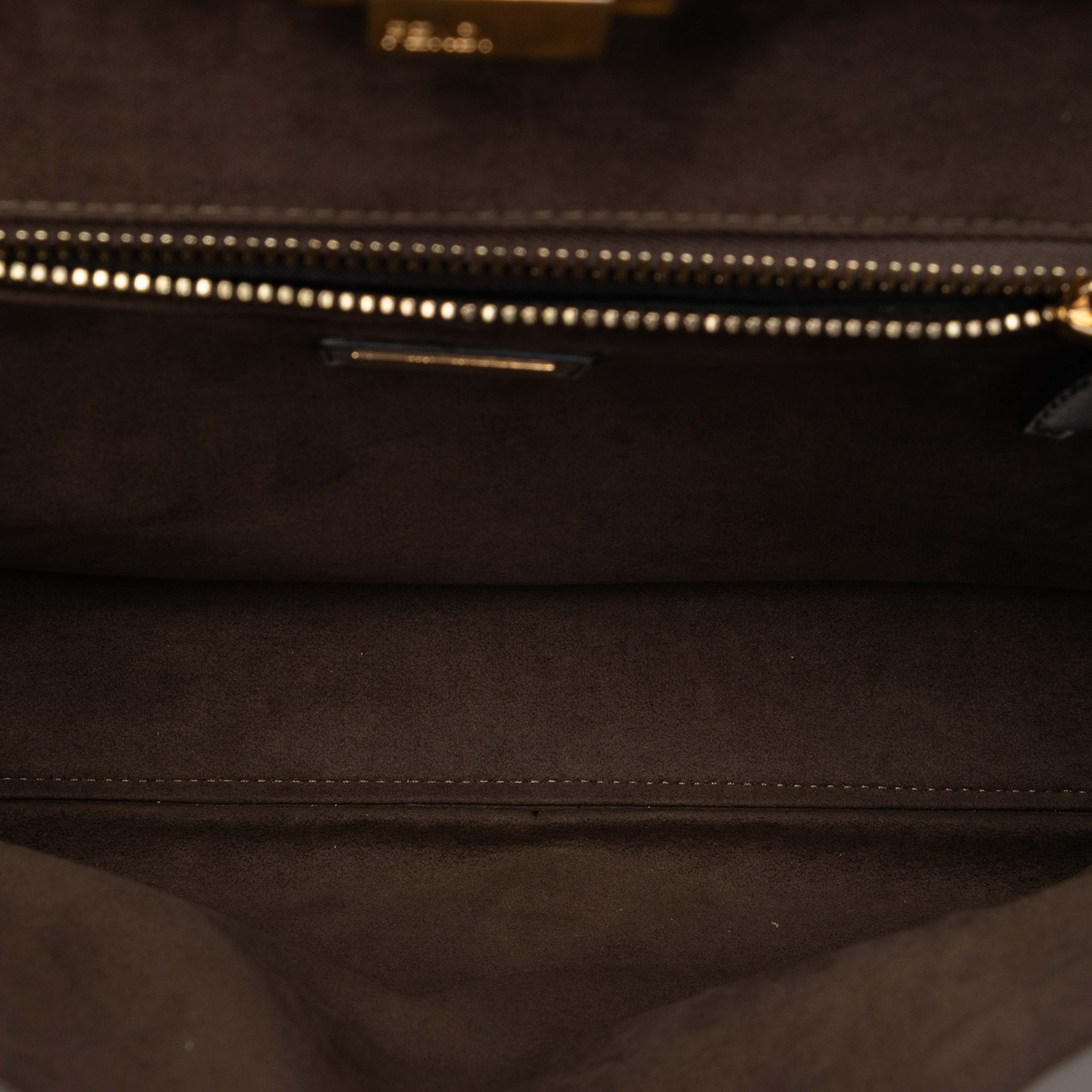 Fendi Large Calfskin Peekaboo Iconic Satchel, från Luxclusif, i färgen gray. Klicka för att öppna bilden i stort format