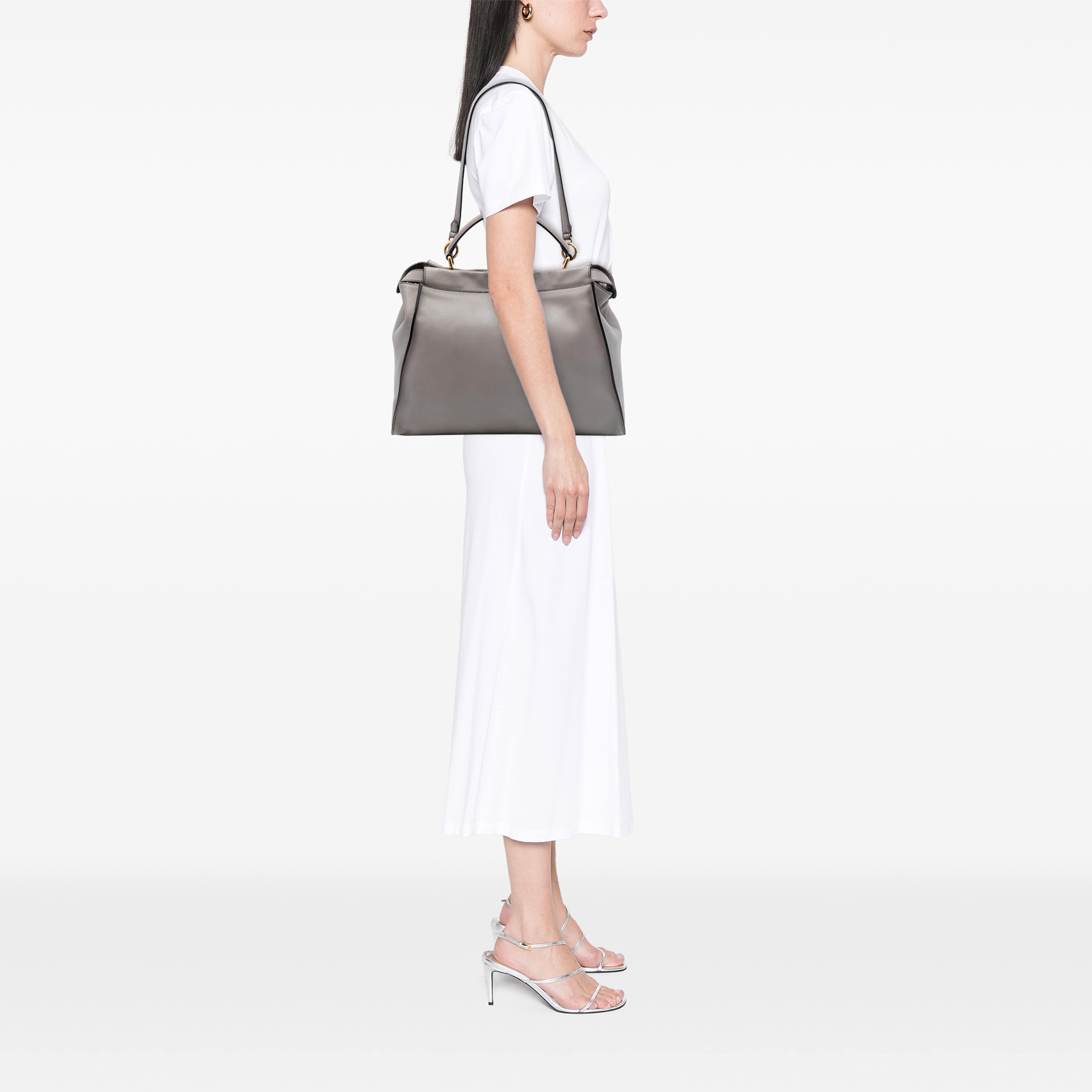 Fendi Large Calfskin Peekaboo Iconic Satchel, från Luxclusif, i färgen grå. Klicka för att öppna bilden i stort format