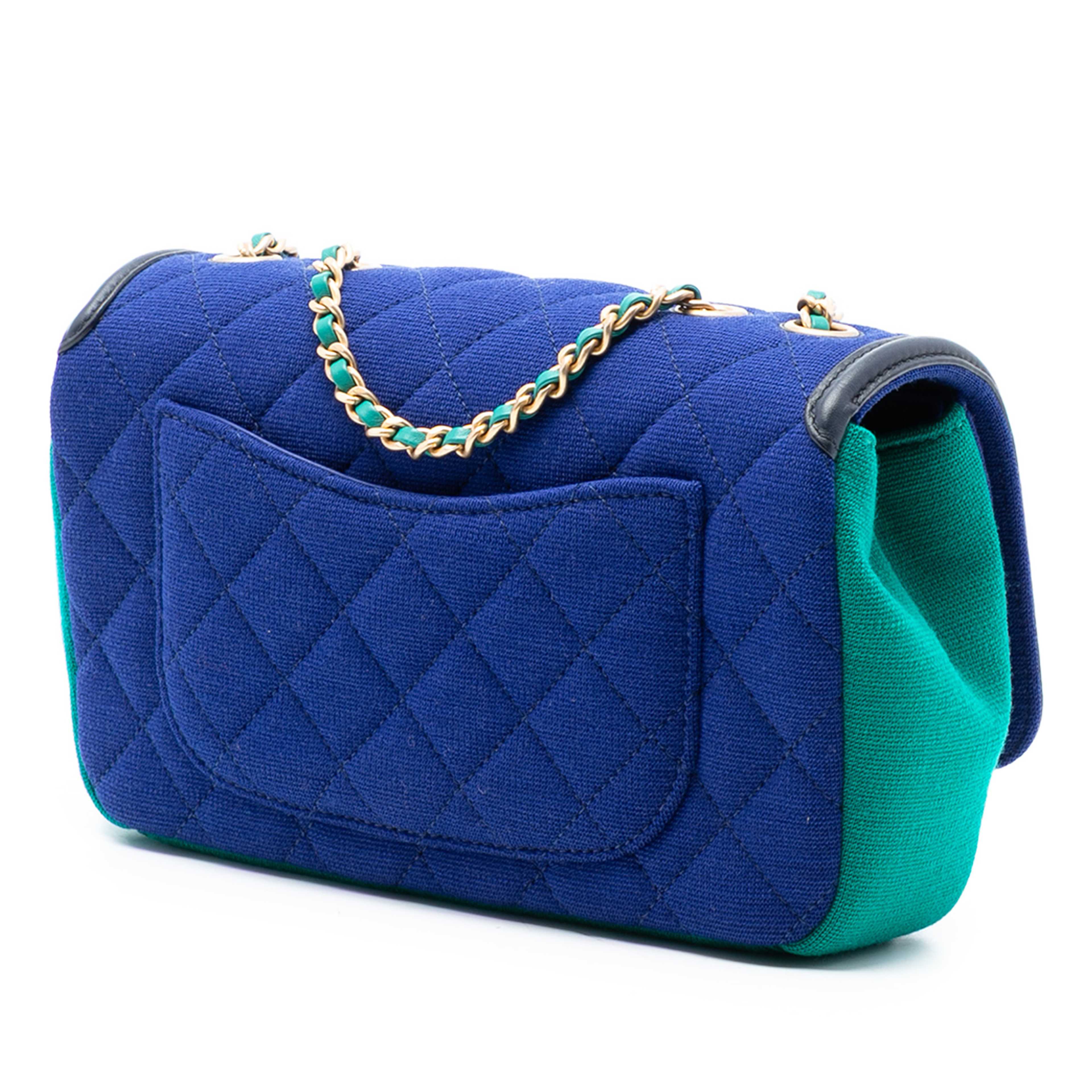 Chanel Small Jersey Cc Filigree Flap, från Luxclusif, i färgen blue. Klicka för att öppna bilden i stort format