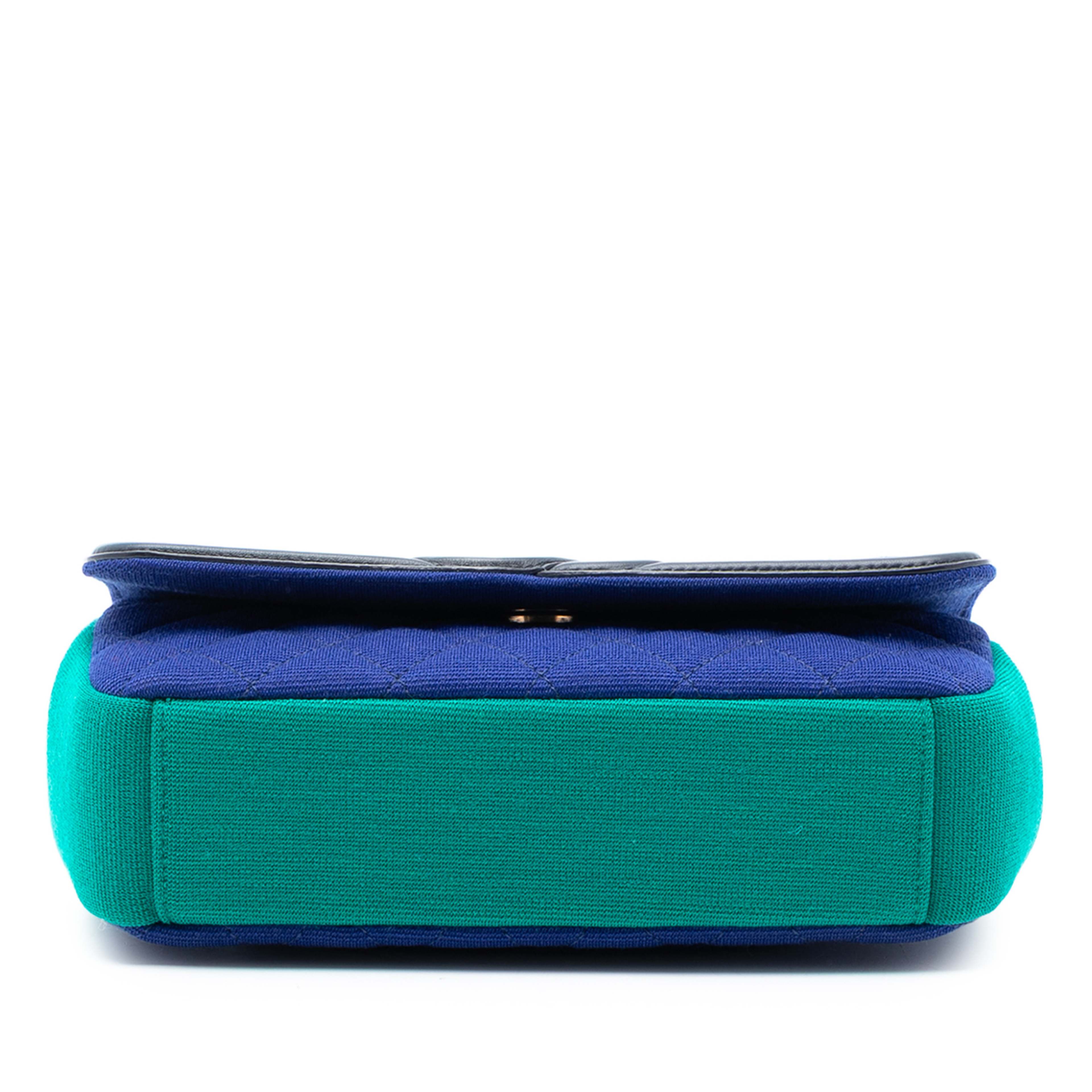 Chanel Small Jersey Cc Filigree Flap, från Luxclusif, i färgen blue. Klicka för att öppna bilden i stort format