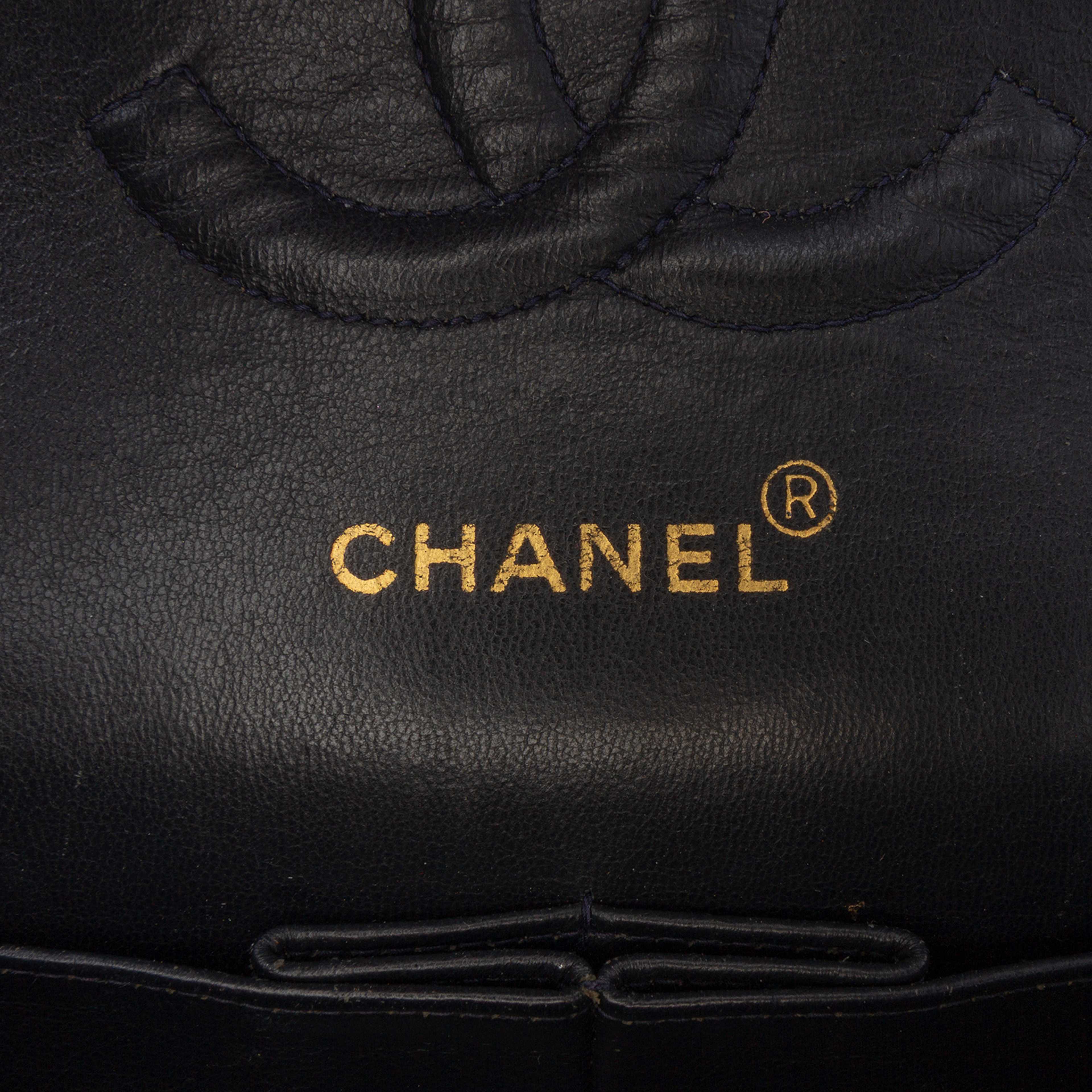 Chanel Medium Classic Jersey Double Flap, från Luxclusif, i färgen dark blue. Klicka för att öppna bilden i stort format