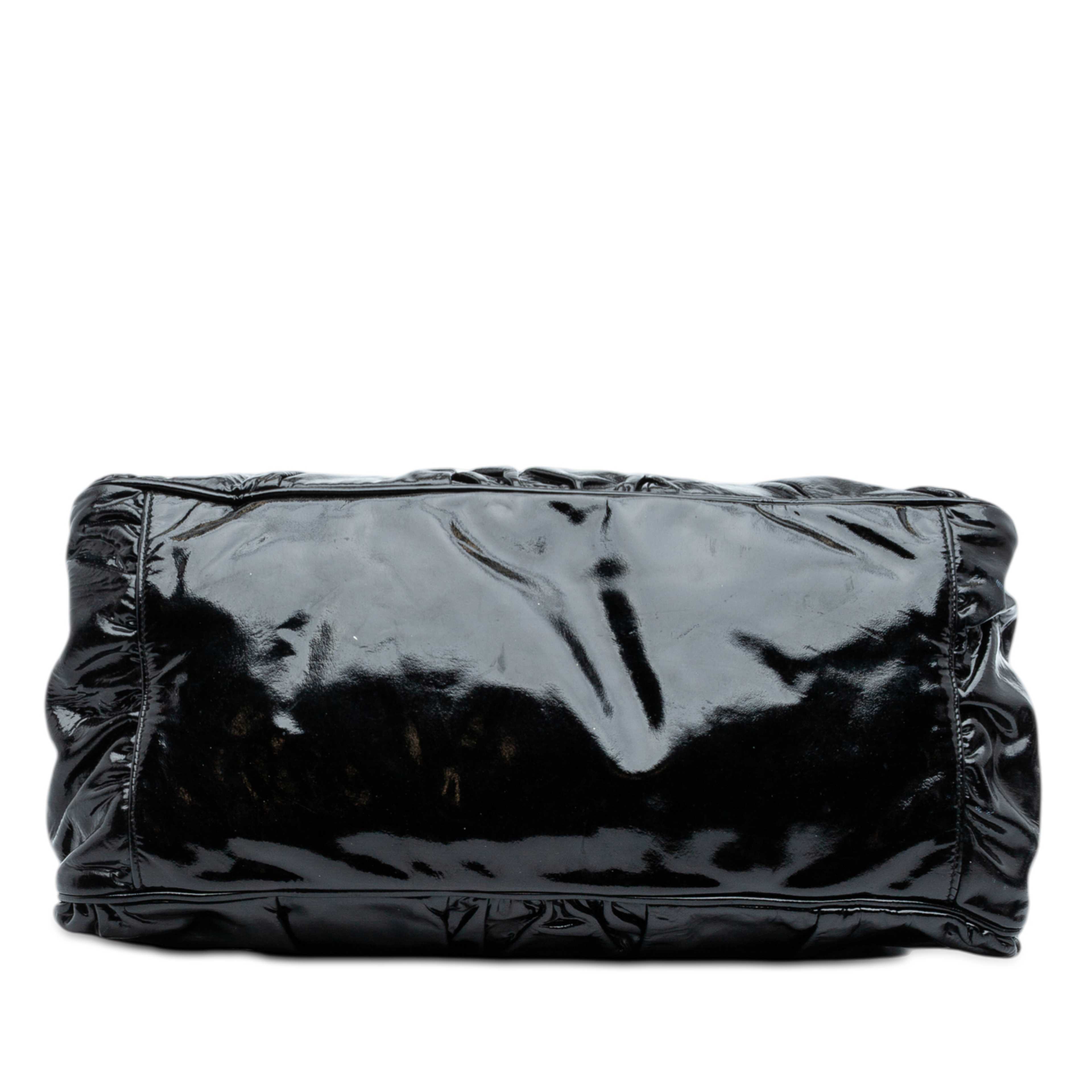 Gucci Large Patent Hysteria Satchel, från Luxclusif, i färgen black. Klicka för att öppna bilden i stort format