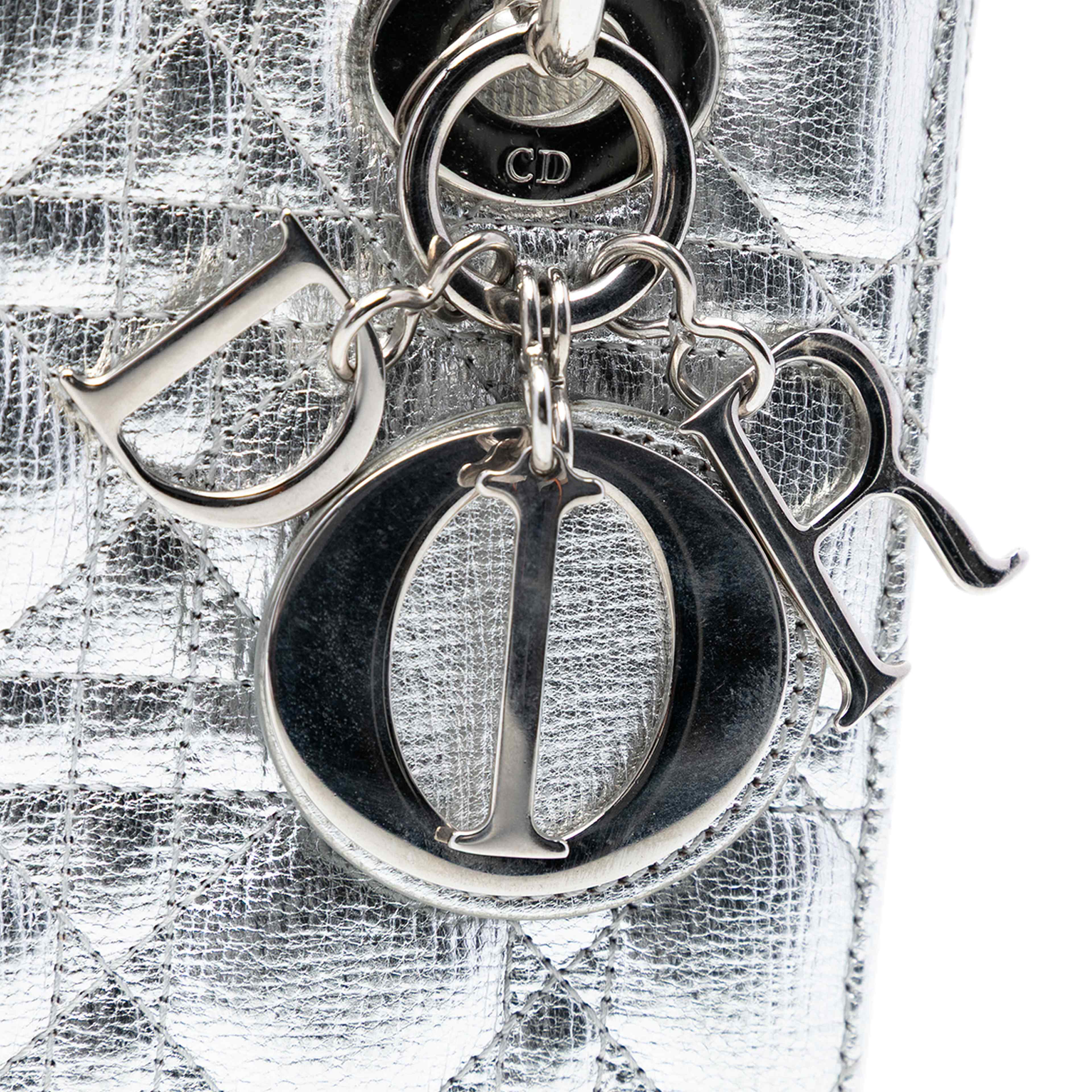 Dior Small Metallic Grained Calfskin Cannage My Abcdior Lady Dior, från Luxclusif, i färgen silver. Klicka för att öppna bilden i stort format