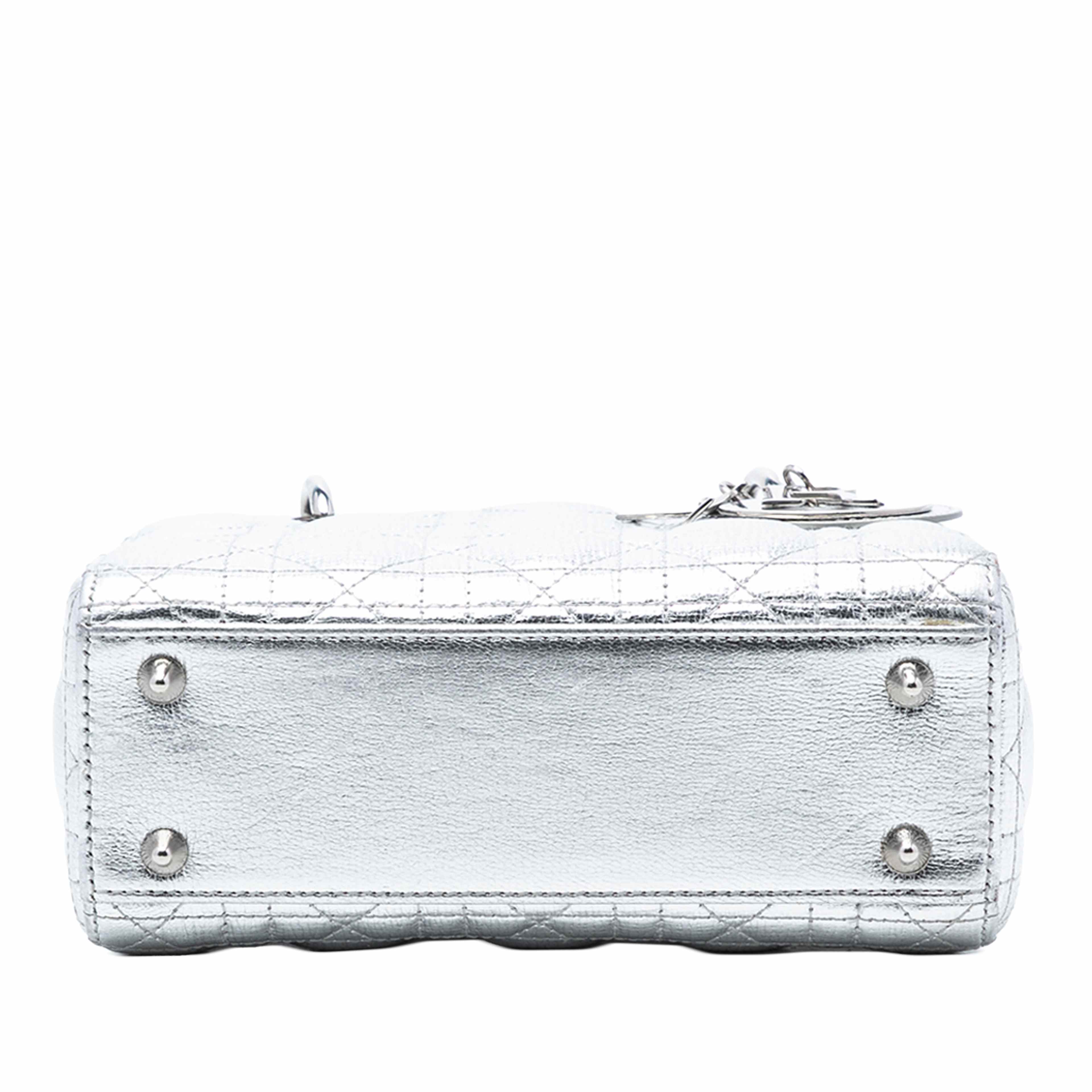 Dior Small Metallic Grained Calfskin Cannage My Abcdior Lady Dior, från Luxclusif, i färgen silver. Klicka för att öppna bilden i stort format