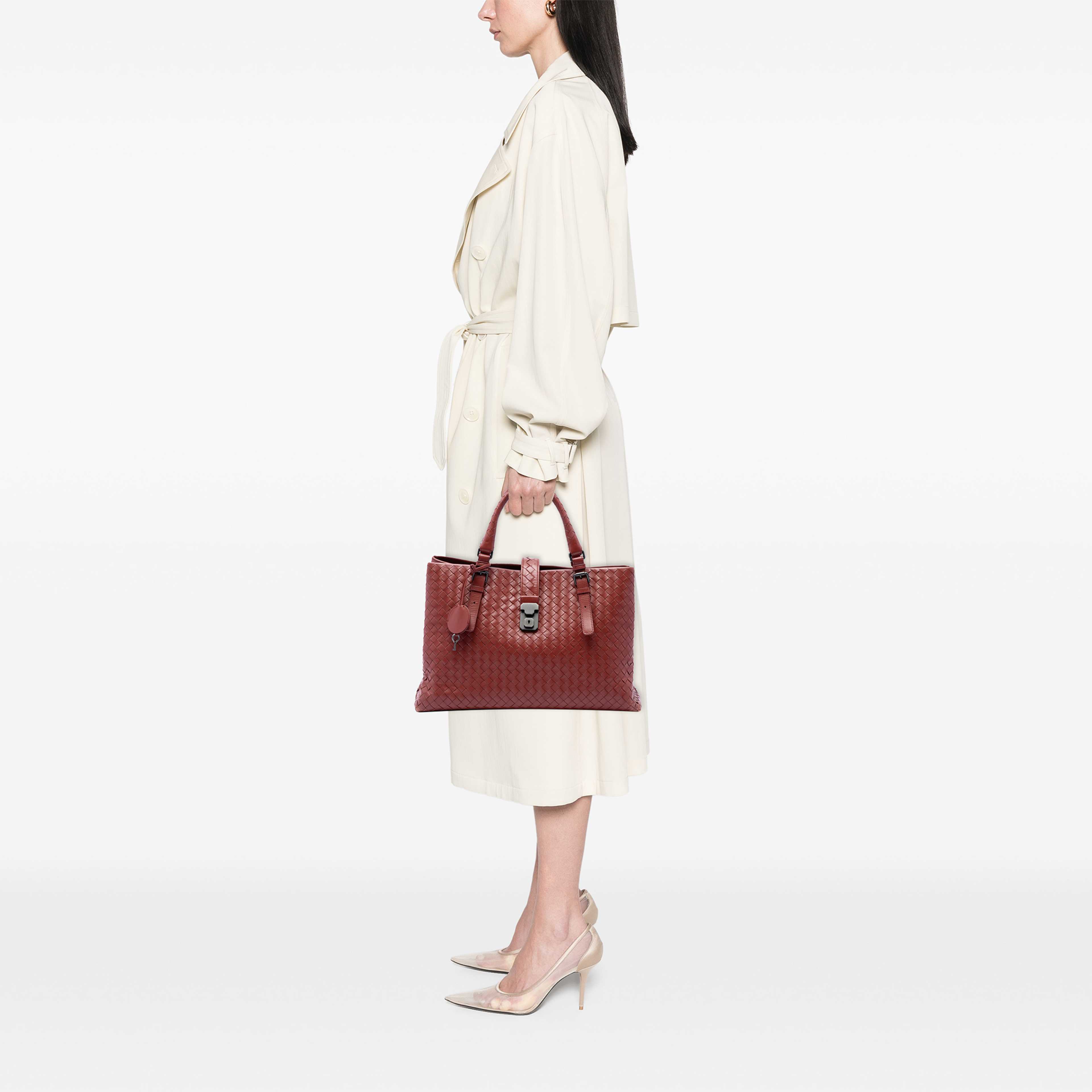 Bottega Veneta Medium Nappa Intrecciato Roma Tote, från Luxclusif, i färgen röd. Klicka för att öppna bilden i stort format
