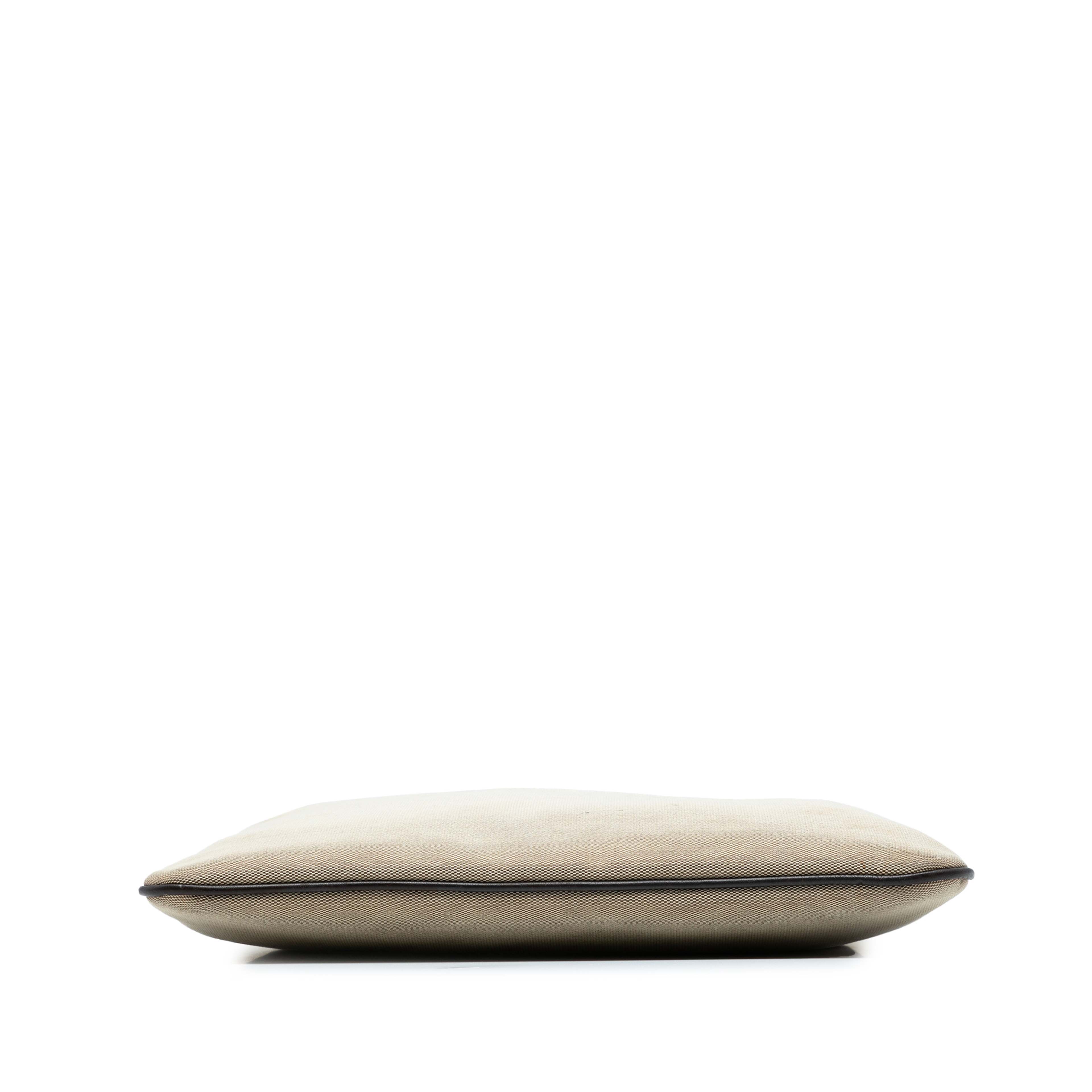 Gucci Canvas Tote, från Luxclusif, i färgen beige. Klicka för att öppna bilden i stort format