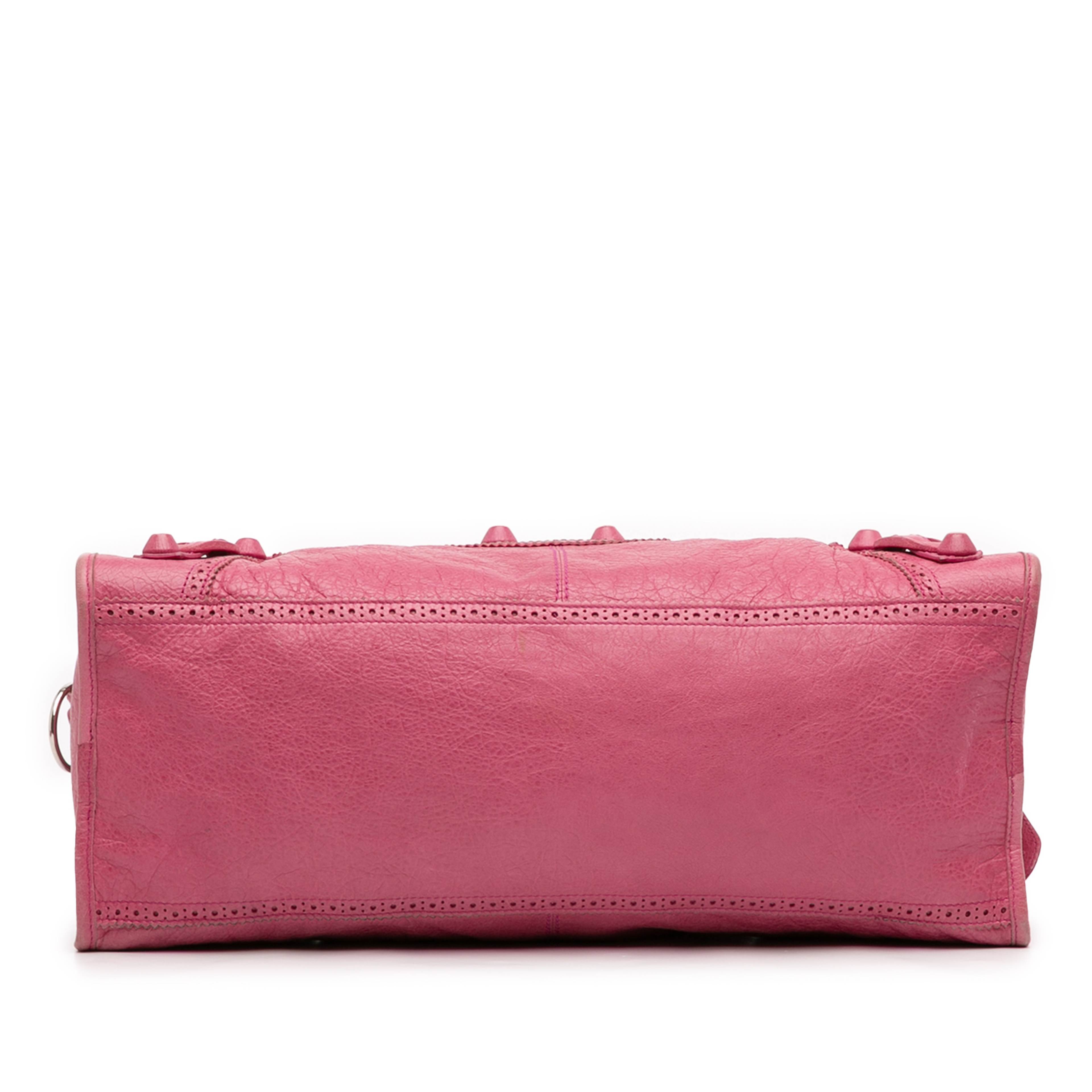 Balenciaga Lambskin Motocross Giant Brogues Part Time Satchel, från Luxclusif, i färgen pink. Klicka för att öppna bilden i stort format