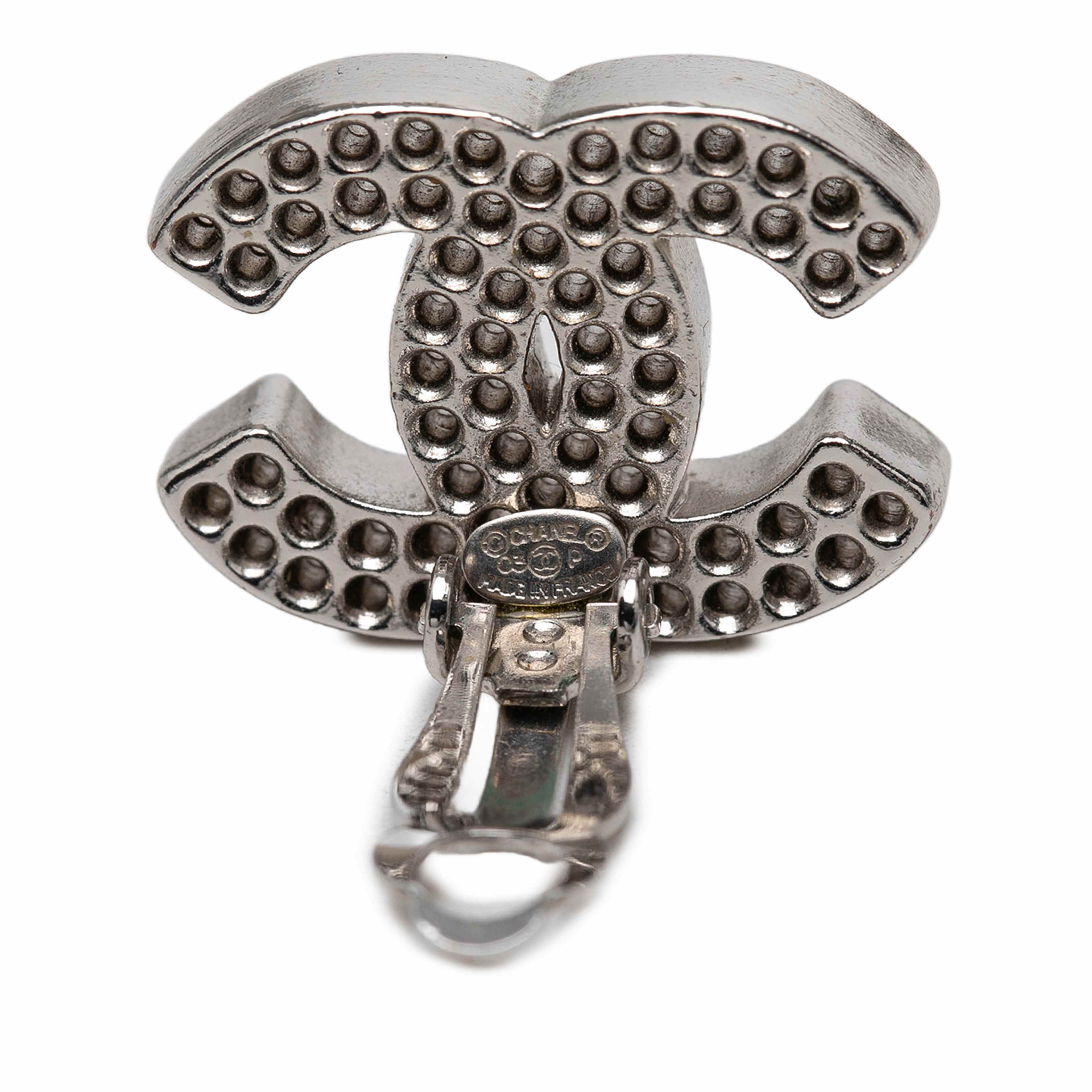 Chanel Cc Brass Perforated Clip On Earrings, från Luxclusif, i färgen silver. Klicka för att öppna bilden i stort format